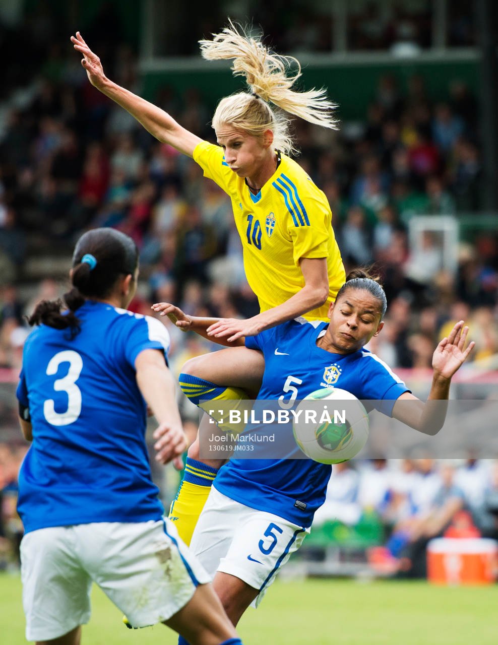 Sveriges Sofia Jakobsson i en luftduell med Brasiliens