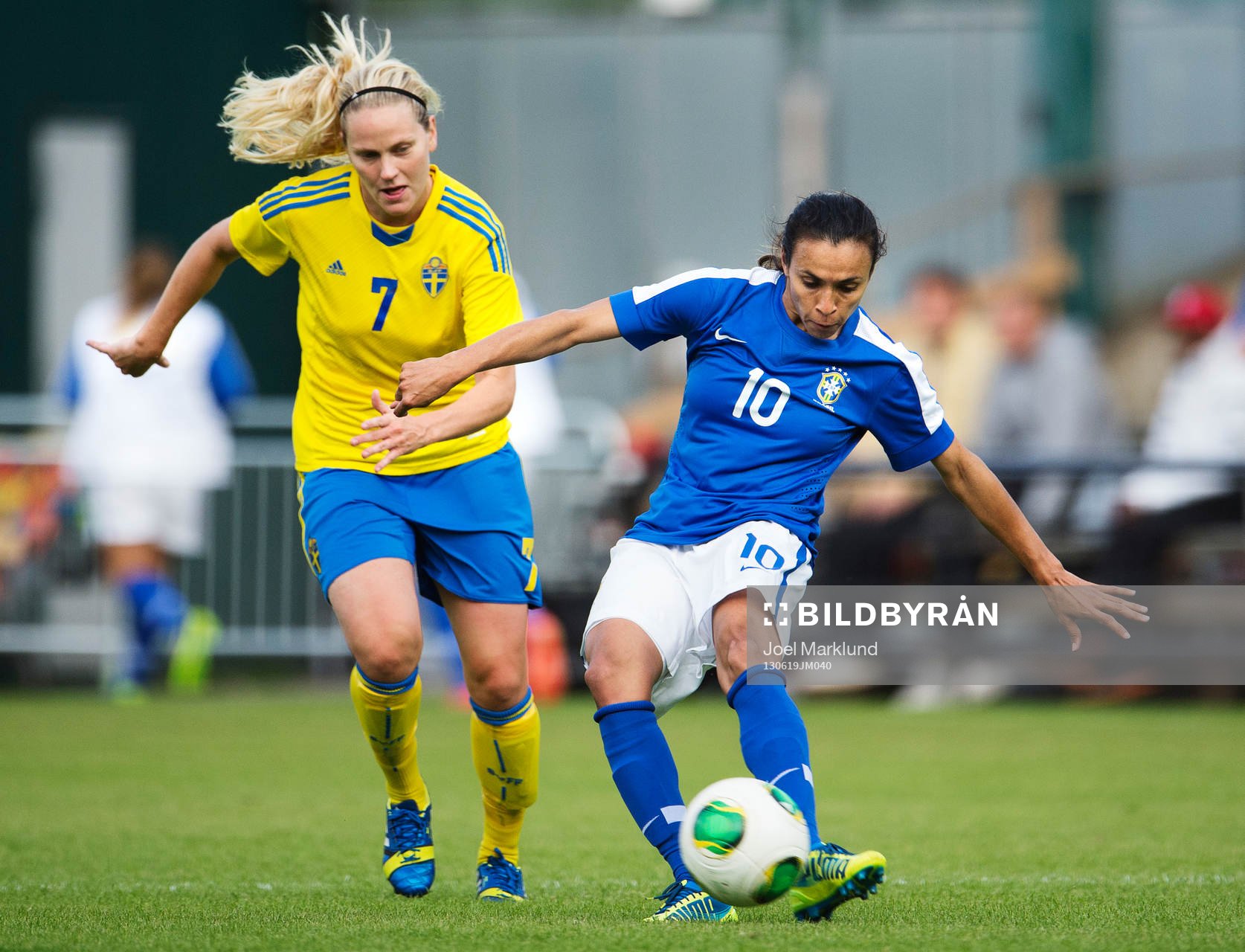 Sveriges Lisa Dahlkvist och Brasiliens Marta i