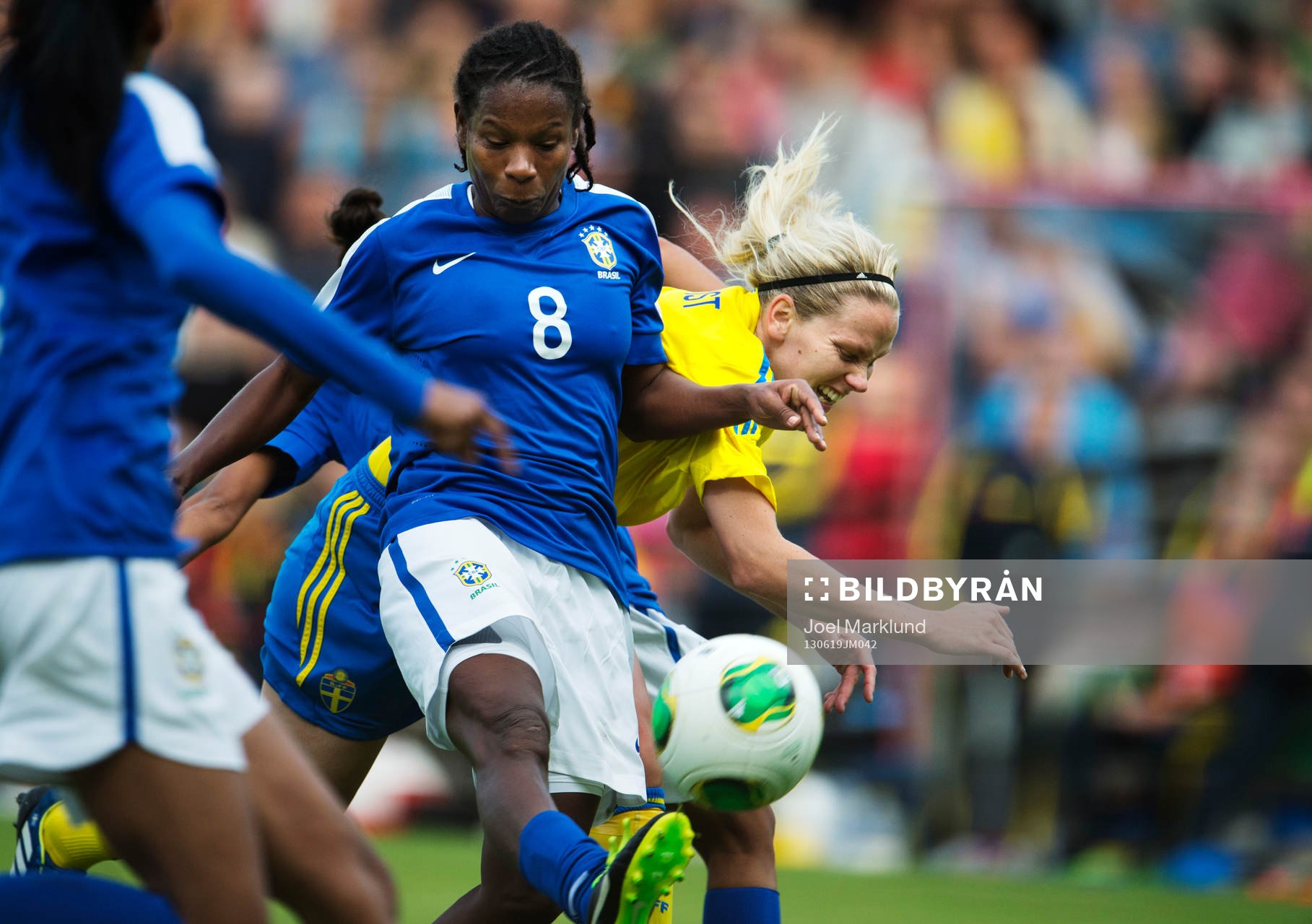 Brasiliens Formiga och Sveriges Lisa Dahlkvist i träningslandskampen mellan Sverige och Brasilien 19 juni 2013 i Stockholm.
