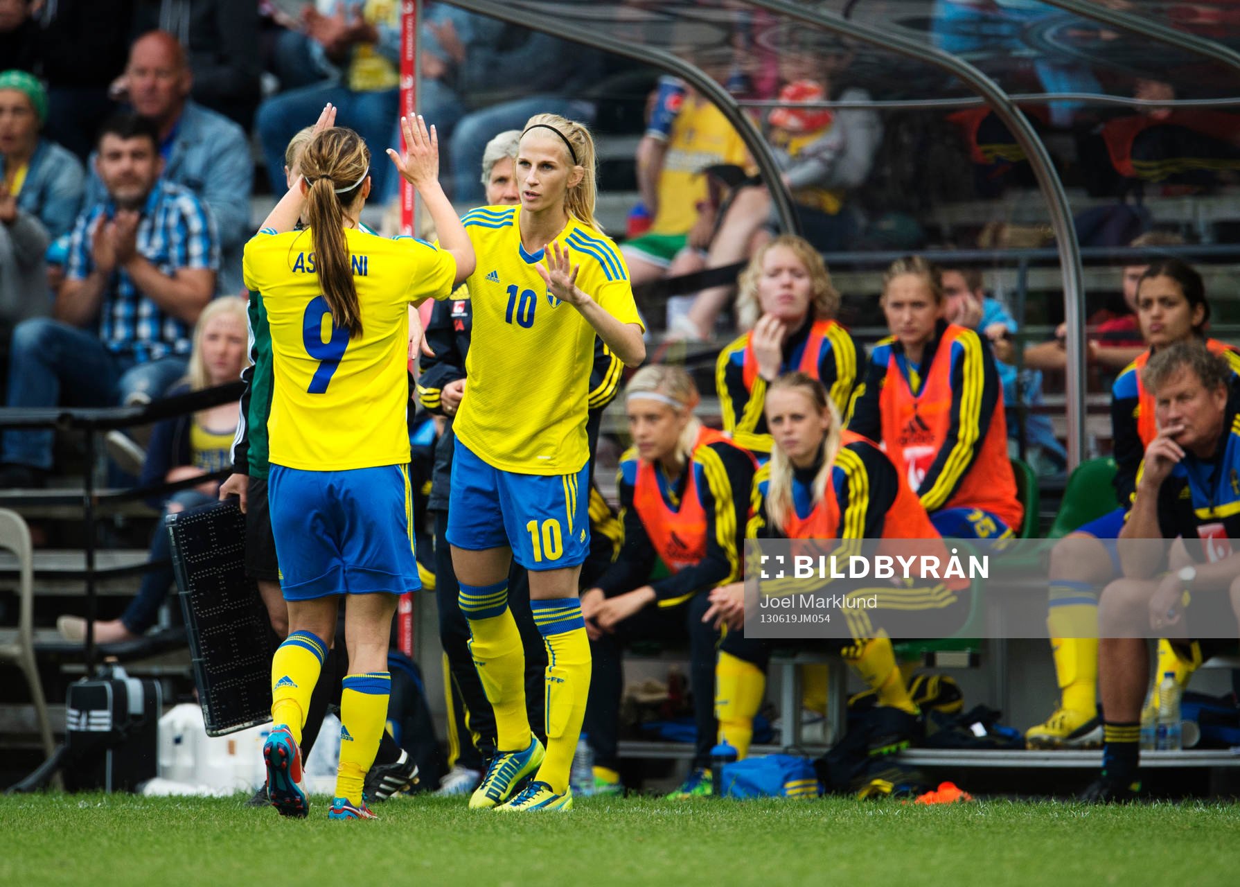 Sveriges Kosovare Asllani och Sofia Jakobsson byter av
