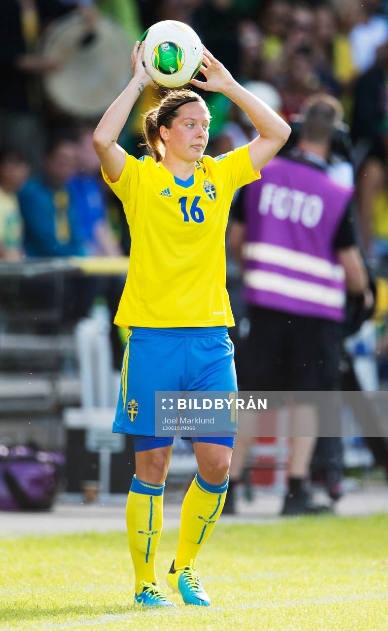 Sveriges Lina Nilsson i färd med att göra ett inkast i