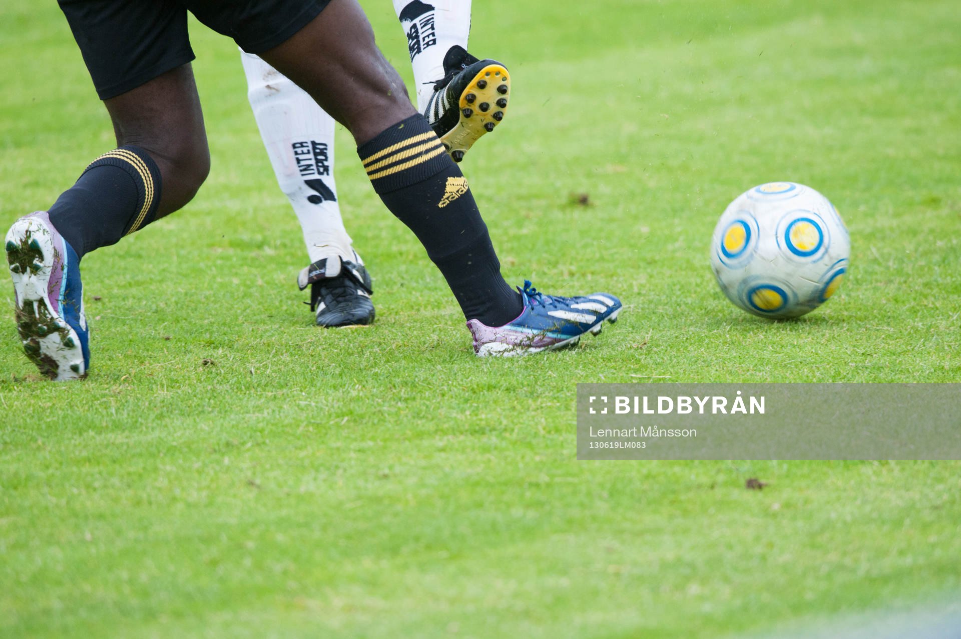 Fot, fötter, fotbollsskor Adidas, gräs, närkamp