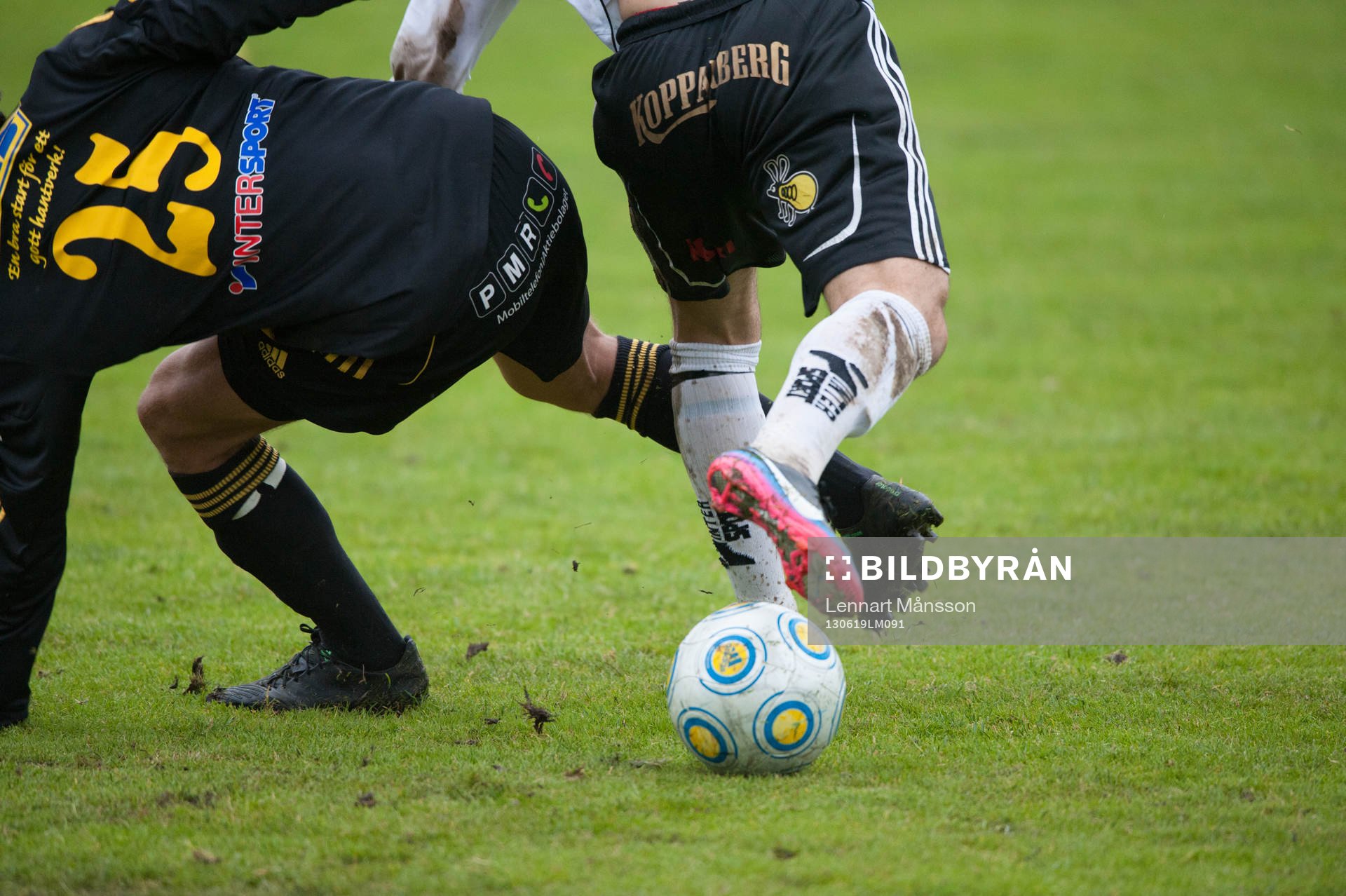 Tuff närkamp, fot, fötter. boll, fotbollsskor, gräs,