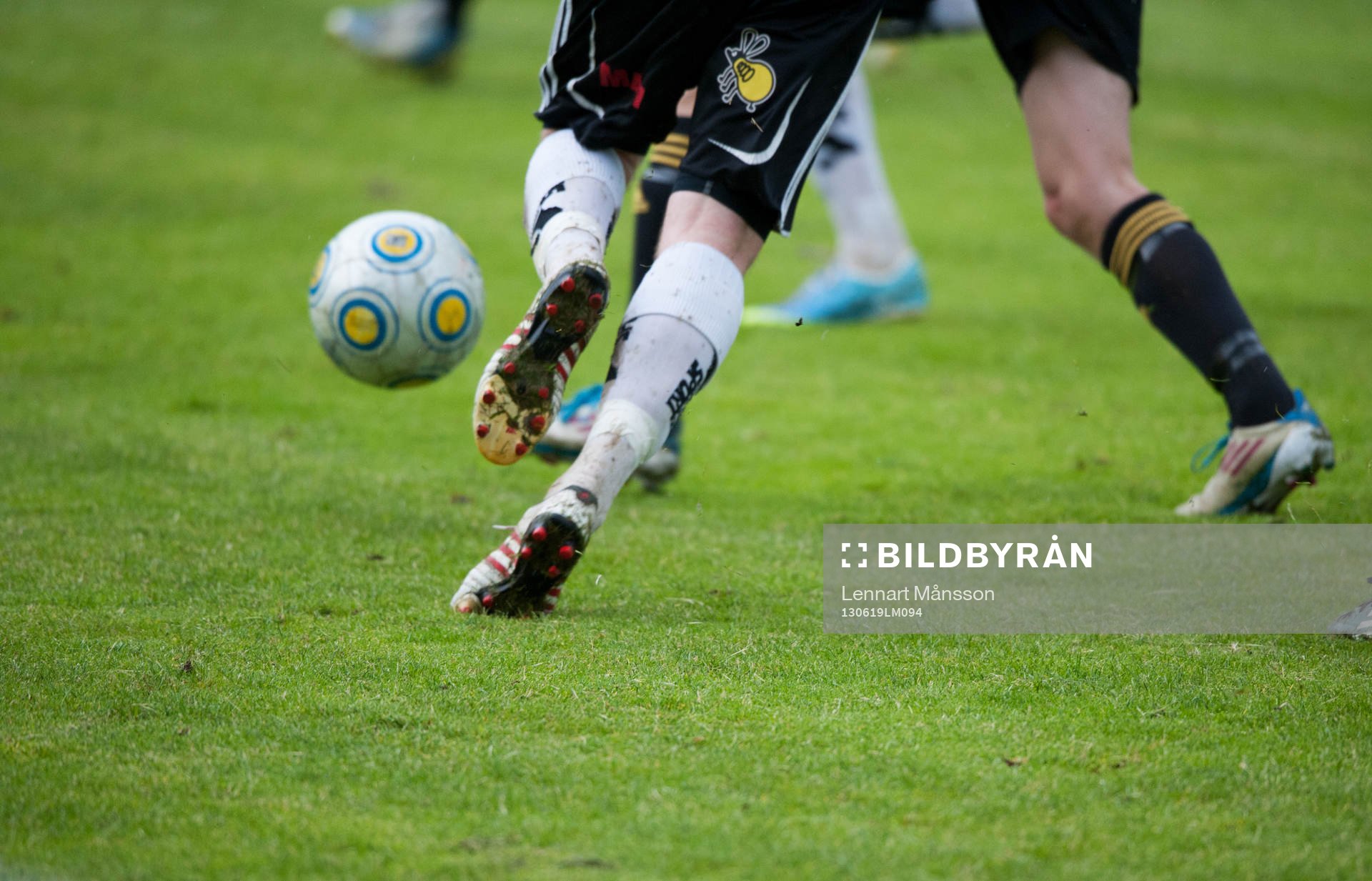 Tuff närkamp, fot, fötter. boll, fotbollsskor, gräs,