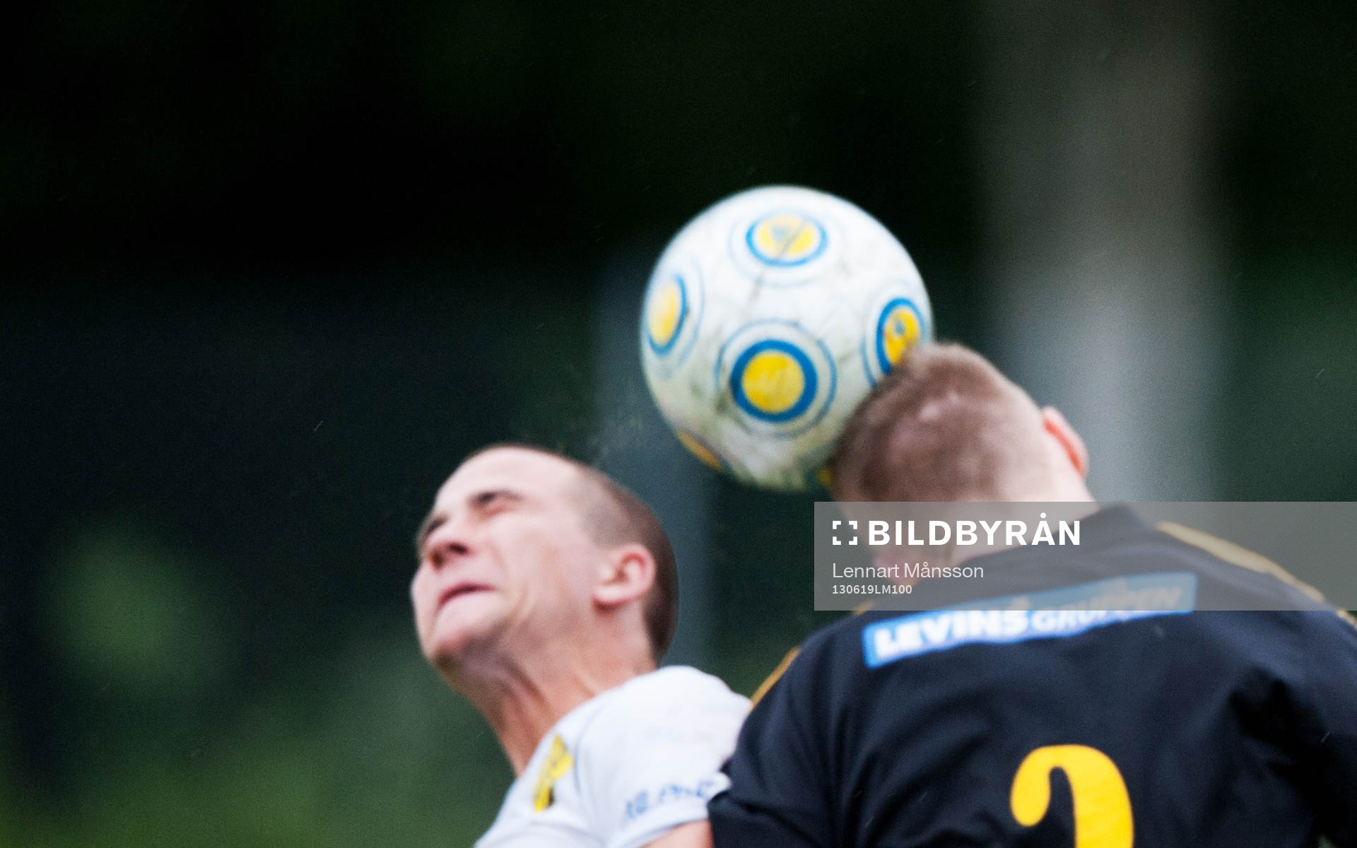 Nickduell, bollen lägger sig på skallen