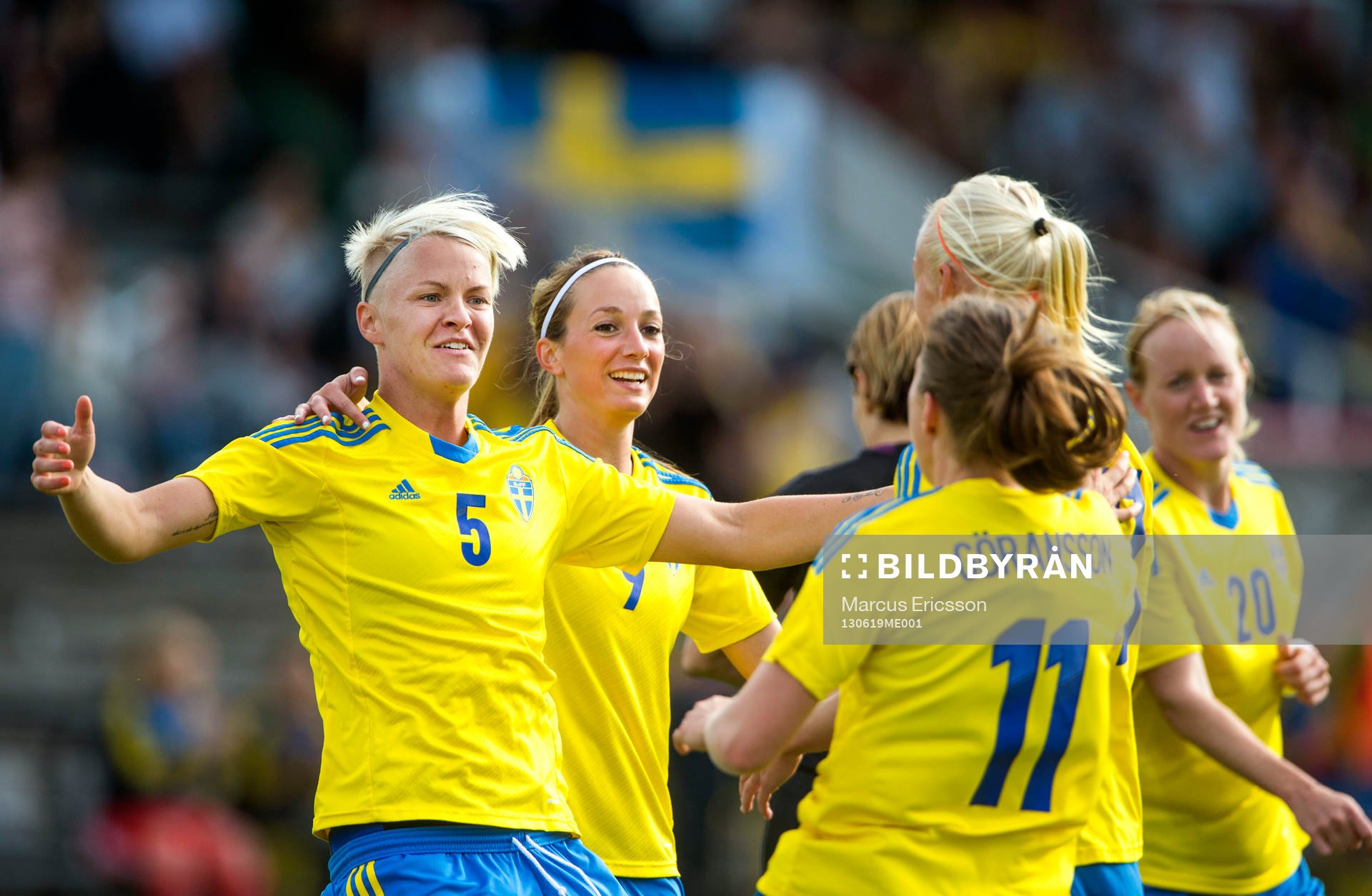 Sveriges Nilla Fischer och Kosovare Asllani jublar