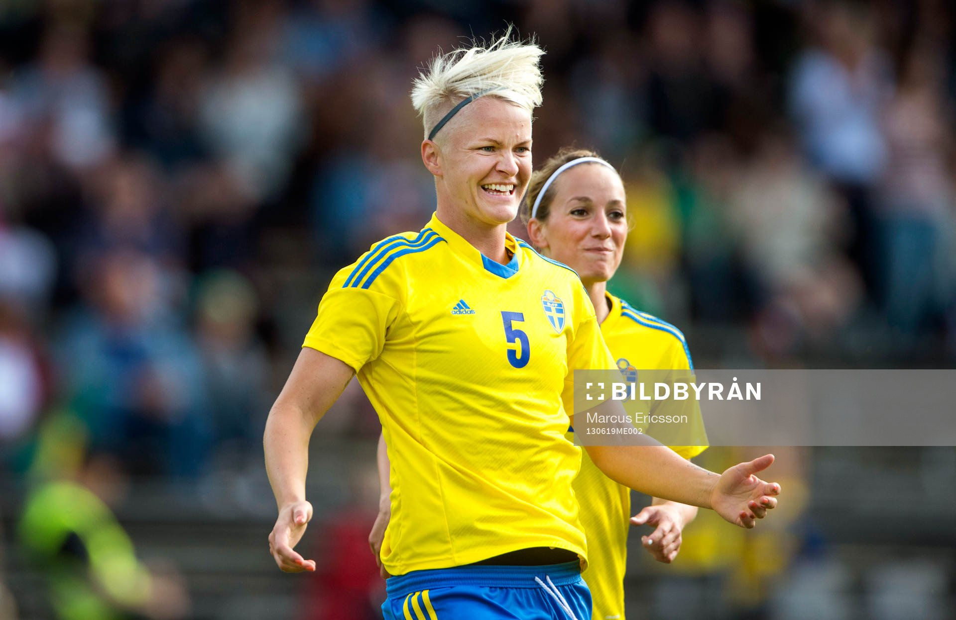 Sveriges Nilla Fischer och Kosovare Asllani jublar