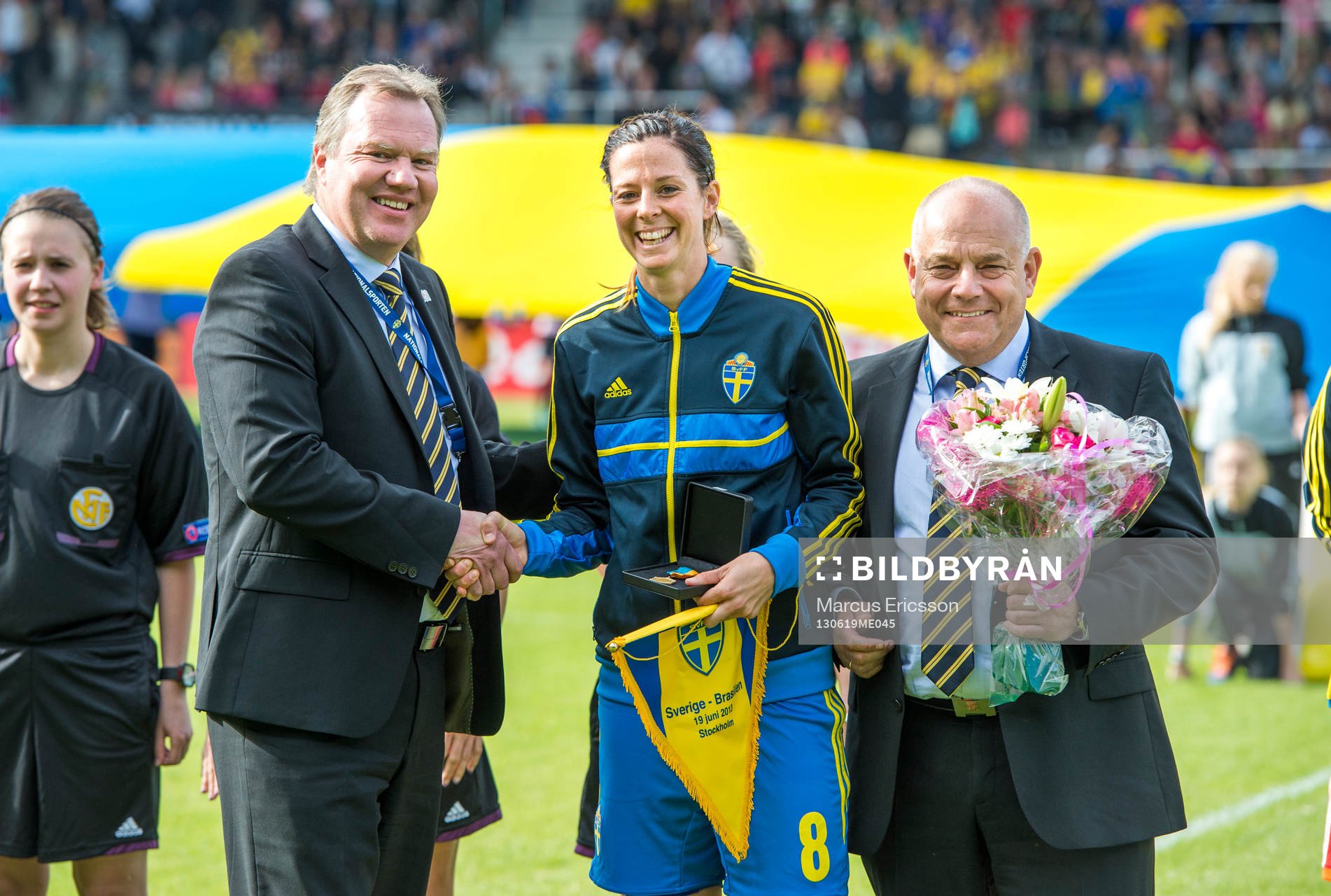 Lotta Schelin tar emot pris för 100 landskamper av