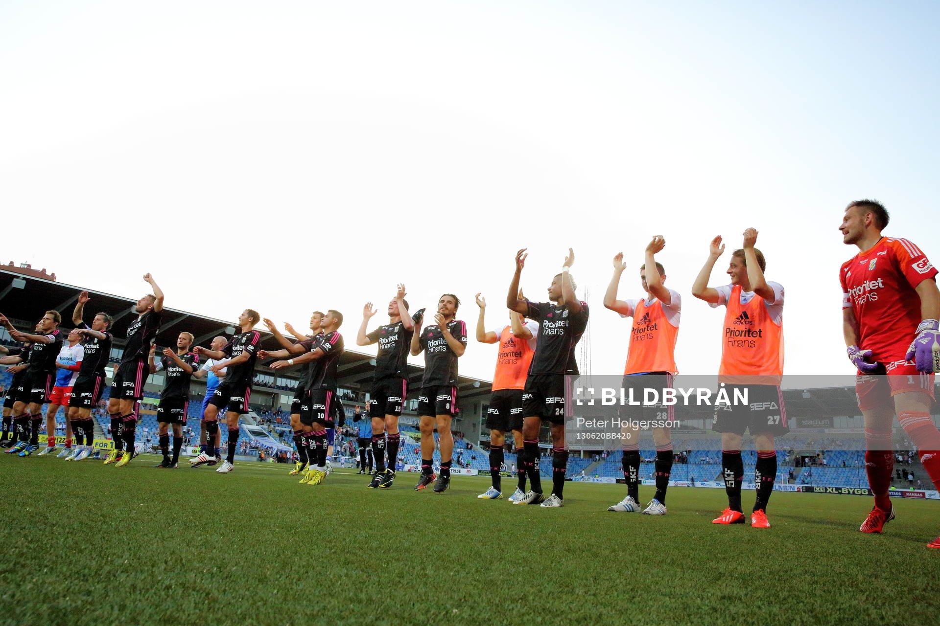 IFK Göteborg segrade med 1-2 och tackar sina supporters i matchen mellan IFK Norrköping och IFK Göteborg i Allsvenskan i fotboll den 20 juni 2013 i Norrköping.