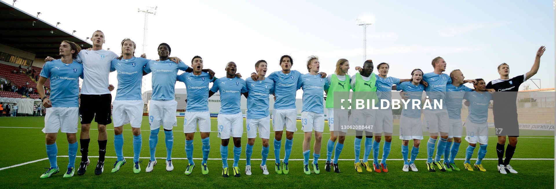 Fotboll, Allsvenskan, Syrianska FC- Malmö FF: Malmö FF laget sjunger efter macthen. 