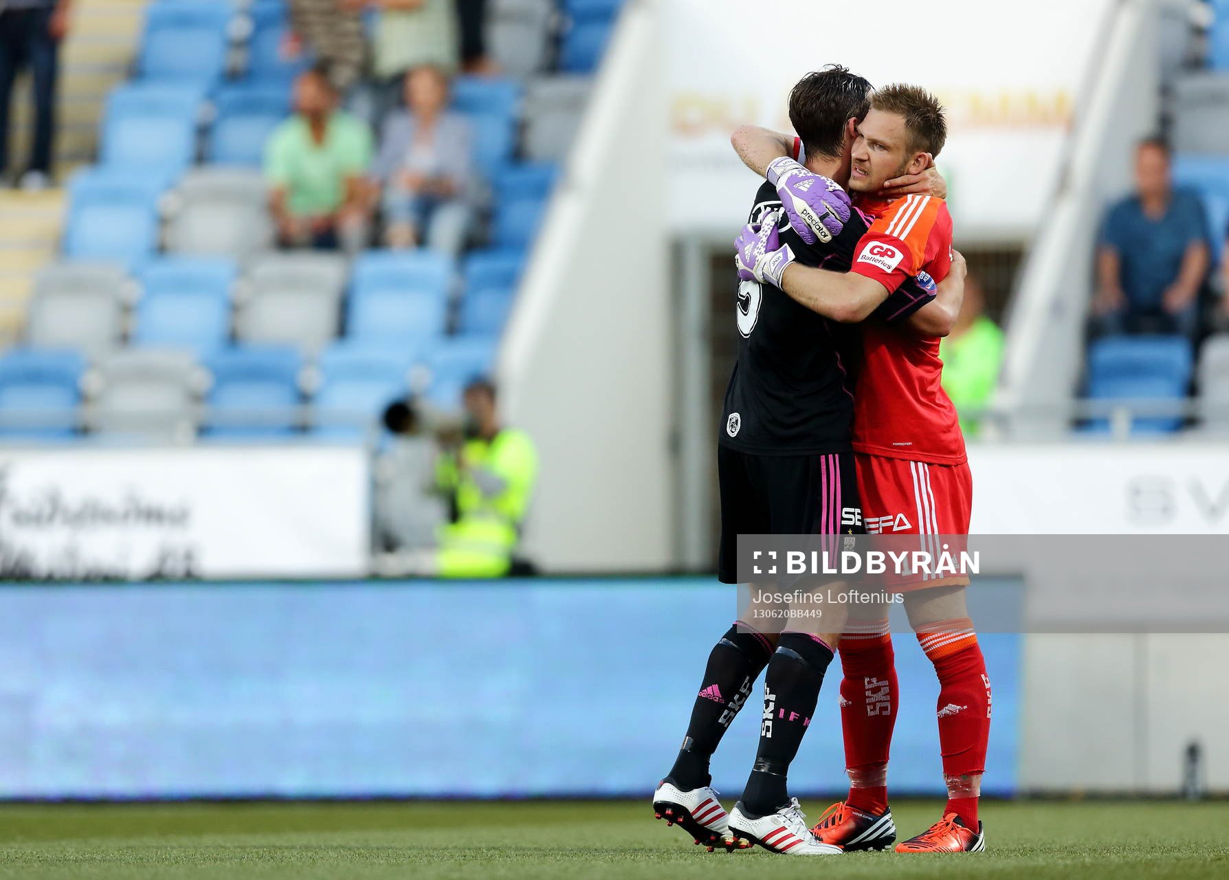 Göteborgs Philip Haglund kramar Göteborgs målvakt John Alvbåge i matchen mellan IFK Norrköping och IFK Göteborg i Allsvenskan i fotboll den 20 juni 2013 i Norrköping.