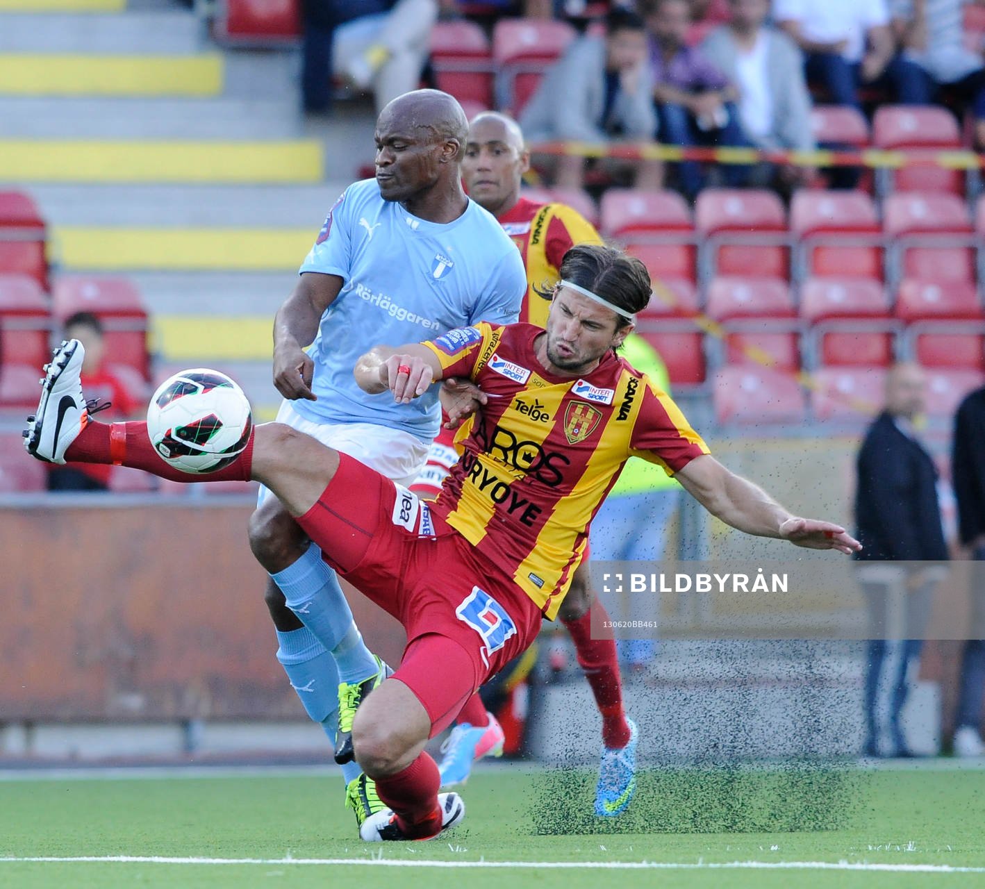 Syrianska nr 24 Haris Skenderovic fäller Malmös nr 29
