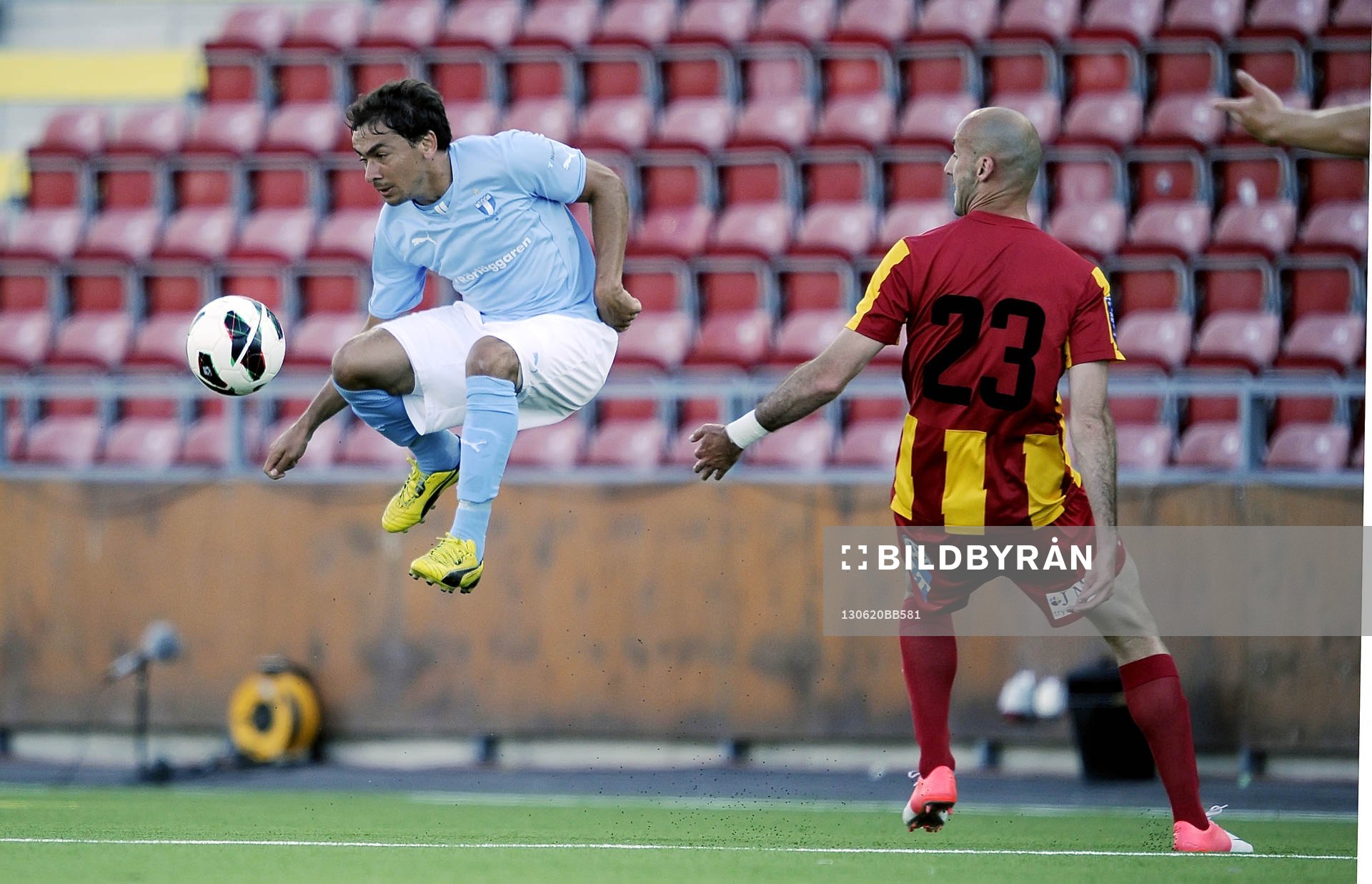 Malmös nr 20 Ricardo Ferreira Da Silva och Syrianska nr 23
