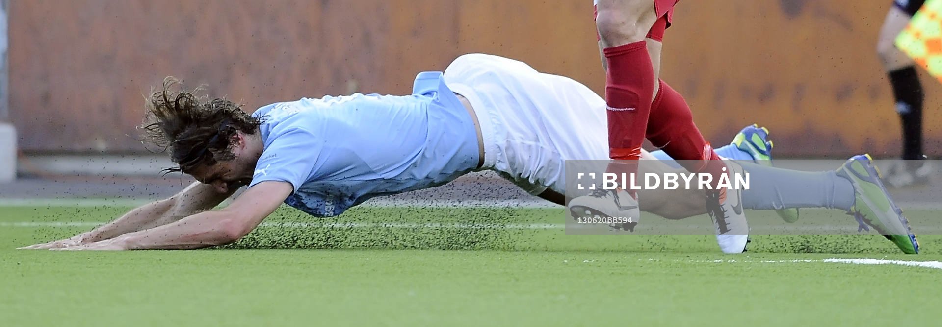 Fotboll, Allsvenskan, Syrianska FC- Malmö FF: Malmös nr 9 Dardan Rexhepi faller platt och biter i gräset. 