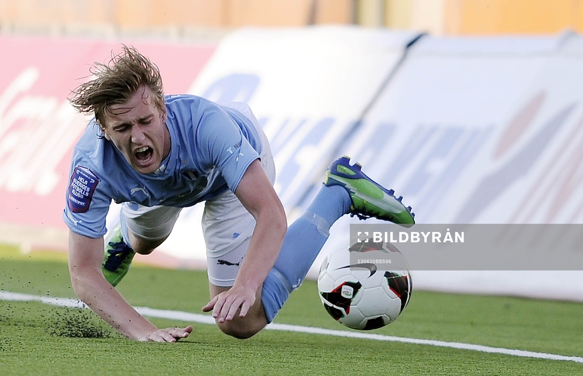 Malmös nr 33 Emil Forsberg ramlar och skriker