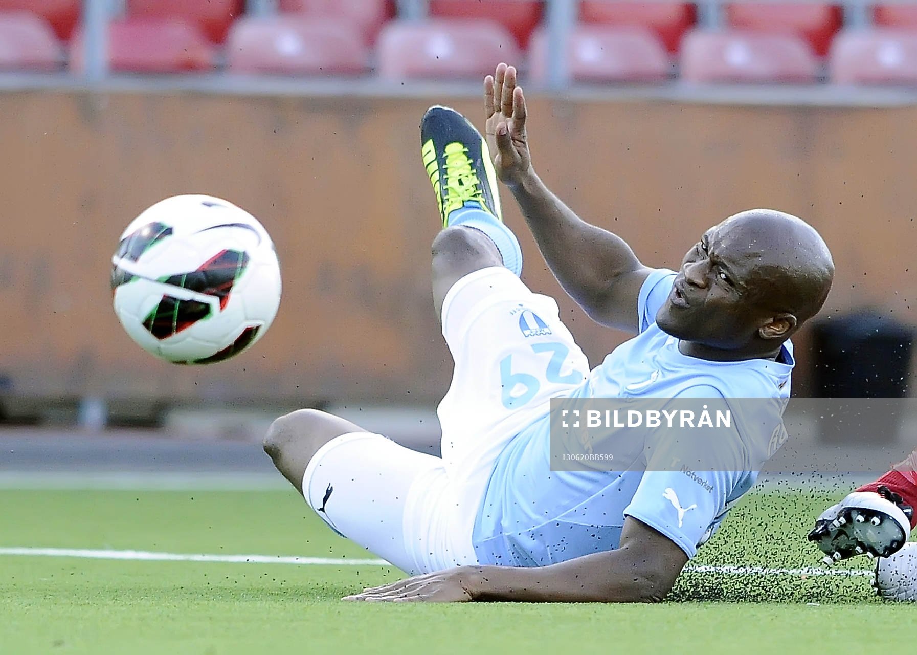 Fotboll, Allsvenskan, Syrianska FC- Malmö FF: Malmös nr 29 Tokelo Rantie glider med bollen.