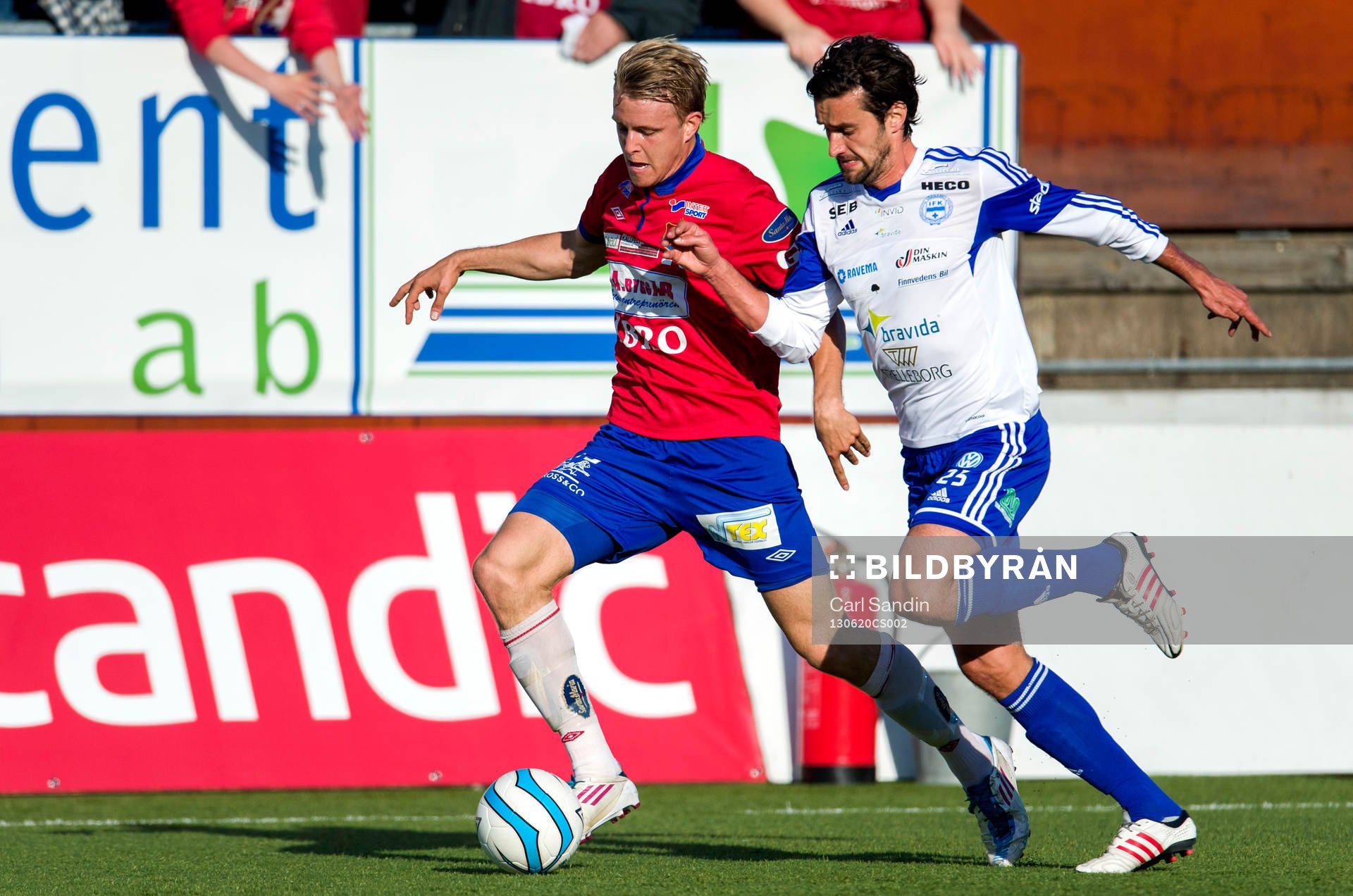 Kamp om bollen mellan Örgrytes Johan Hedman Värnamos Elmin Kurbegovic under fotbollsmatchen i superettan mellan Örgryte och Värnamo den 20 juni 2013 i Göteborg.