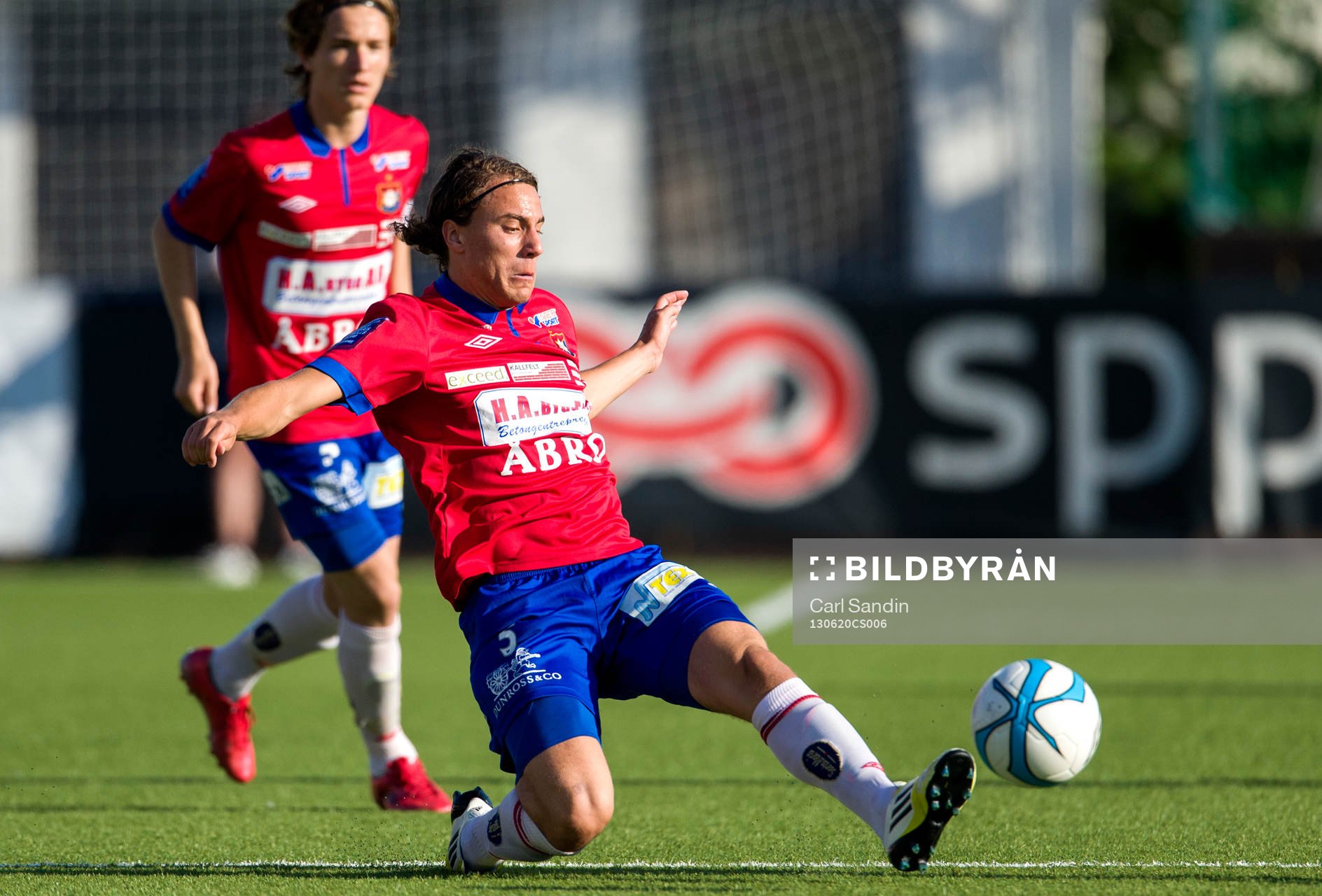 Örgrytes Jonathan Azulay sträcker sig