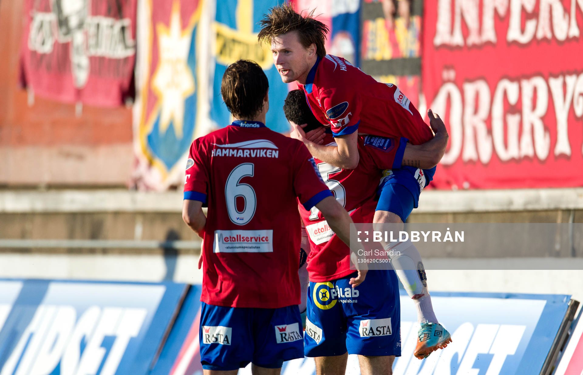 Örgrytes Johan Lundgren hoppar upp i famnen på Richard Yarsuvat efter att han gjort 1-1 under fotbollsmatchen i superettan mellan Örgryte och Värnamo den 20 juni 2013 i Göteborg.