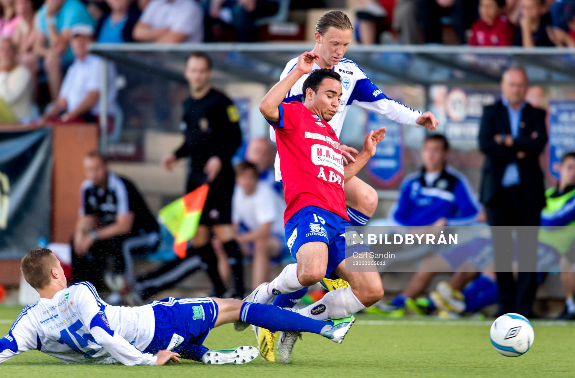 Värnamos Sebastian Göransson glidtacklar Örgrytes