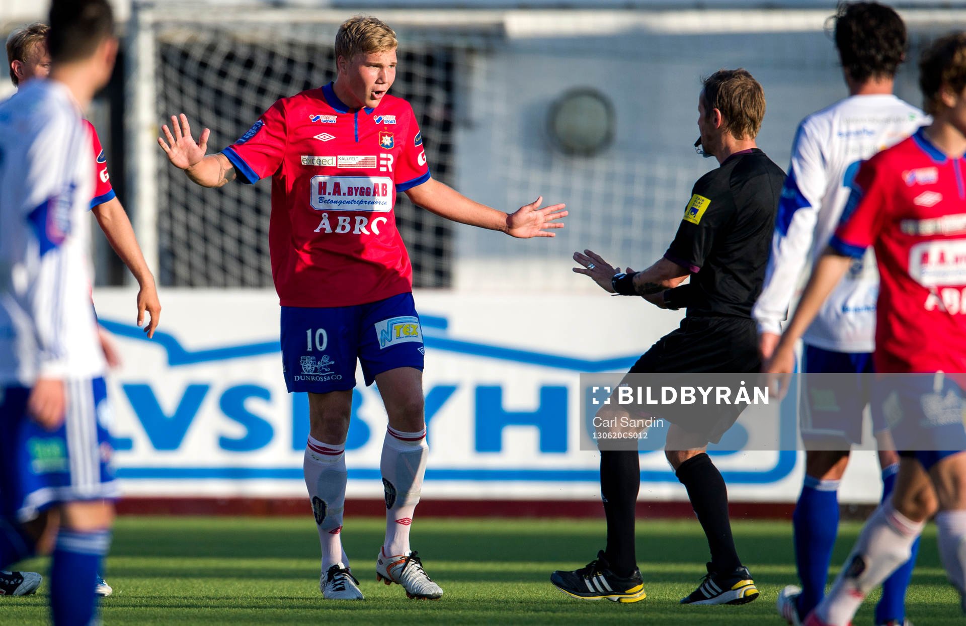 Domaren gestikulerar till Örgrytes Oskar Wallén