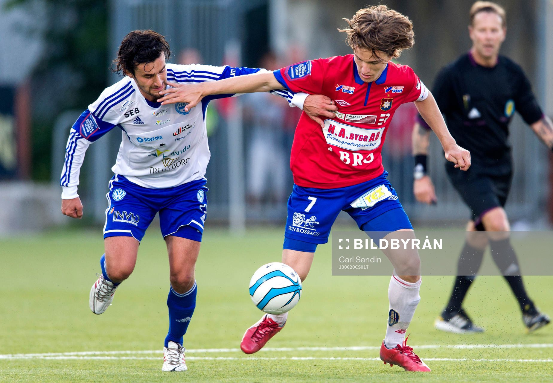 Värnamos Elmin Kurbegovic i närkam med Örgrytes Jakob Lindström under fotbollsmatchen i superettan mellan Örgryte och Värnamo den 20 juni 2013 i Göteborg.