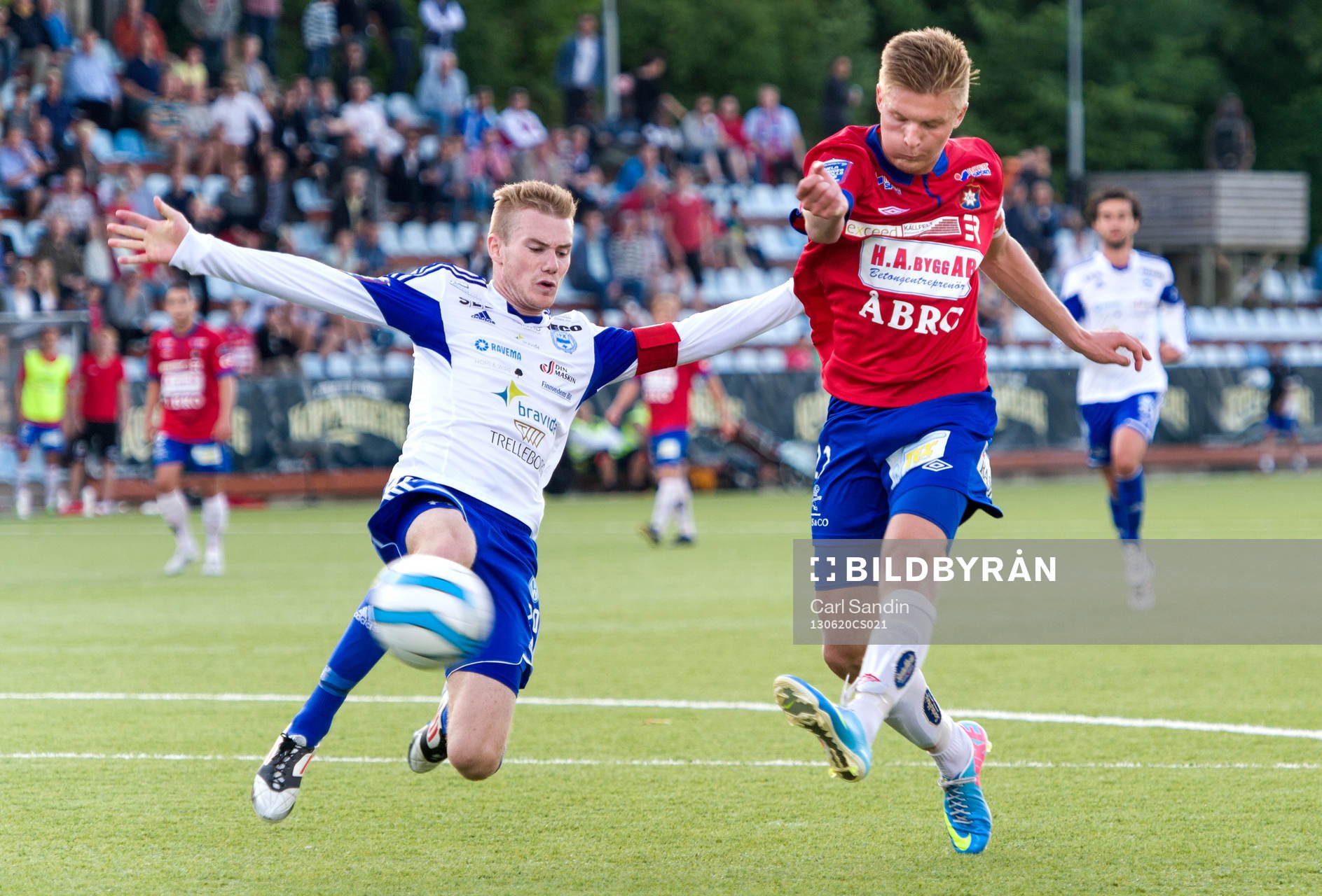 Örgrytes Henrik Carlsson skjuter förbi Värnamos Freddy