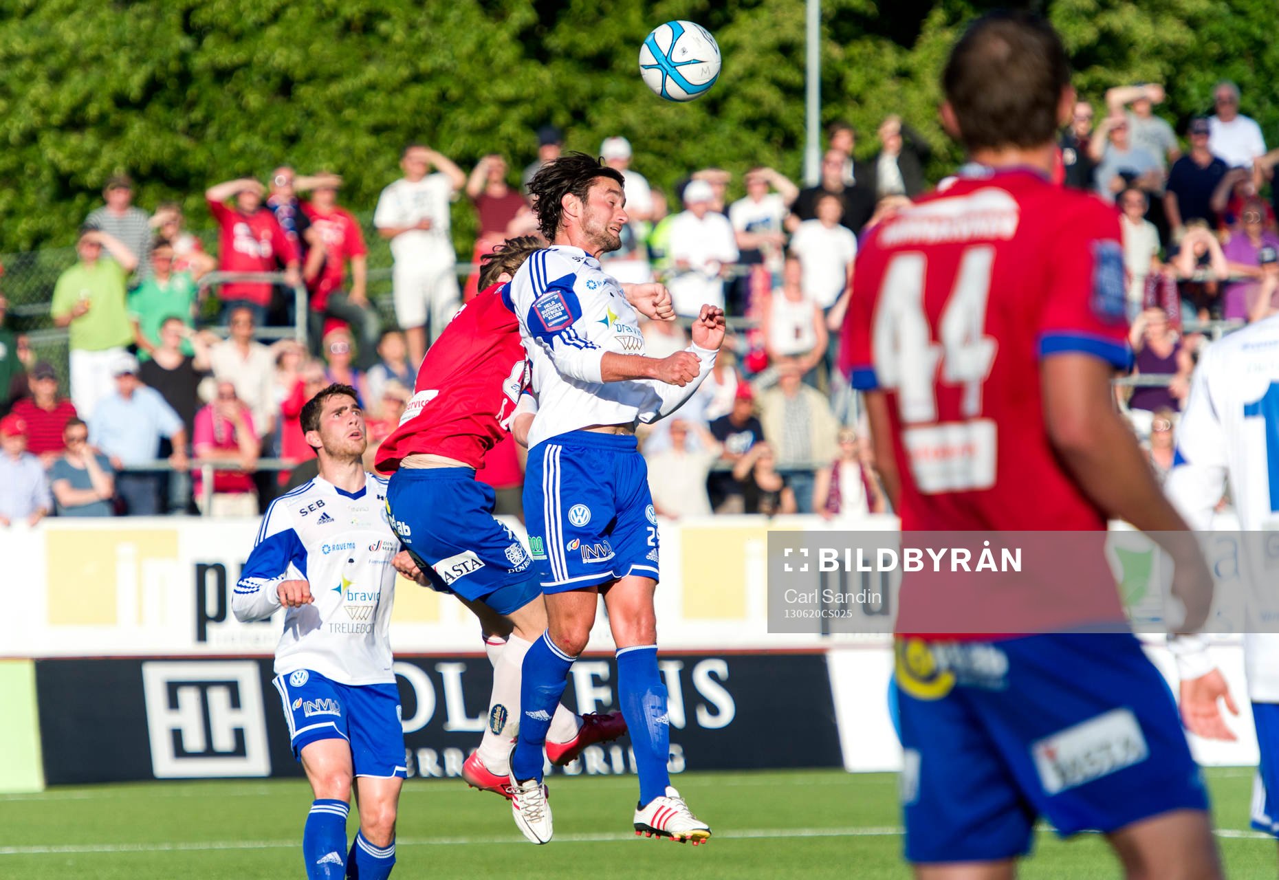 Värnamos Elmin Kurbegovic nickar bollen under fotbollsmatchen i superettan mellan Örgryte och Värnamo den 20 juni 2013 i Göteborg.