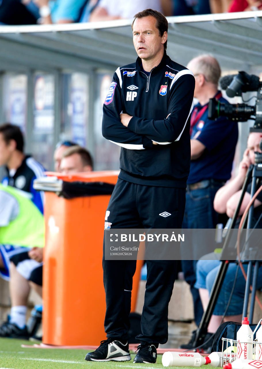 Örgrytes tränare Hans Prytz står vid bänken under fotbollsmatchen i superettan mellan Örgryte och Värnamo den 20 juni 2013 i Göteborg.