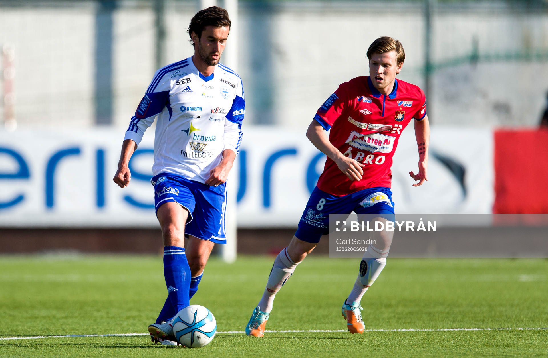 Värnamos Elmin Kurbegovic driver bollen framför Örgrytes