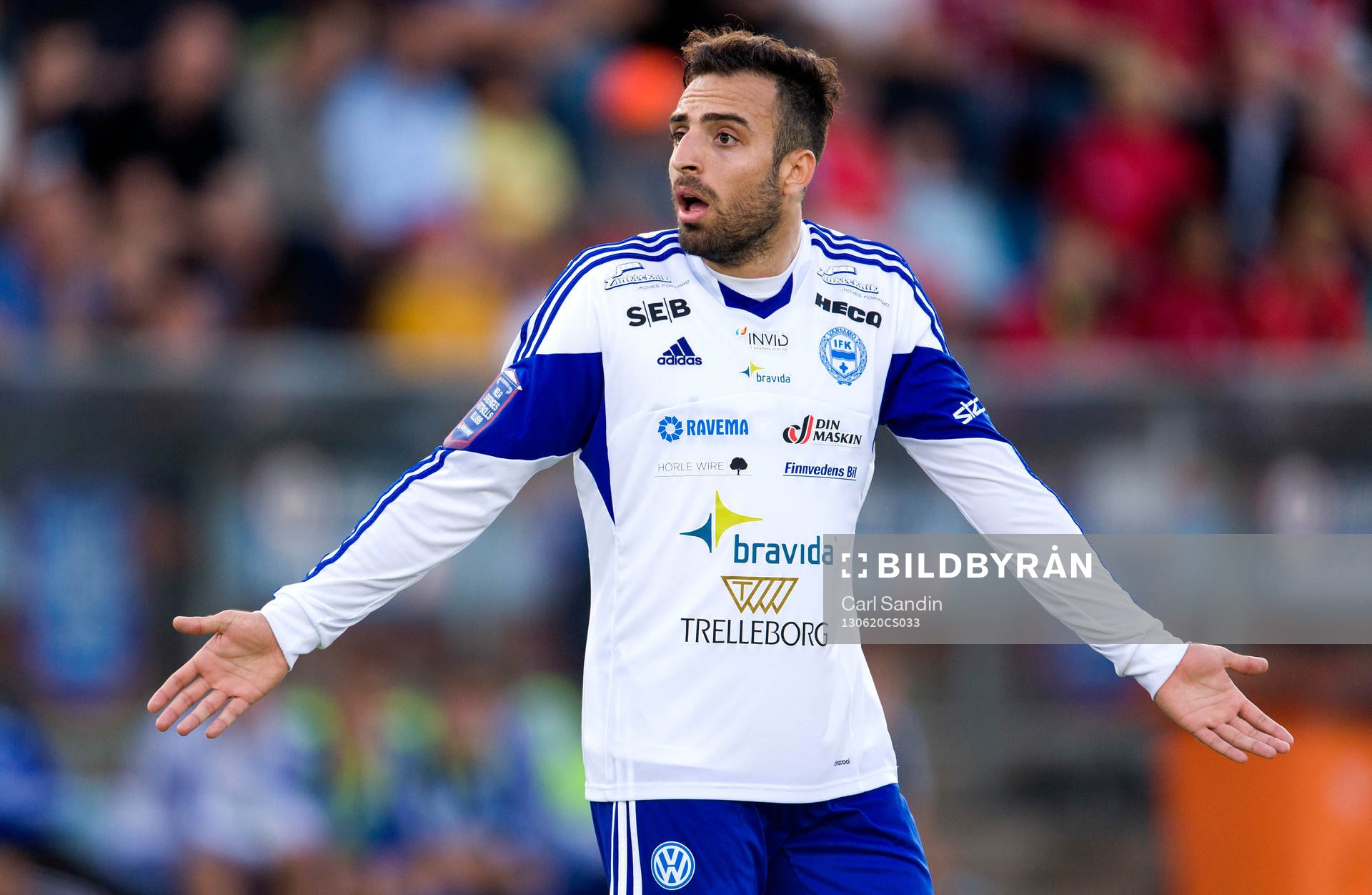 Värnamos Abdul Khalili slår ut med händerna
