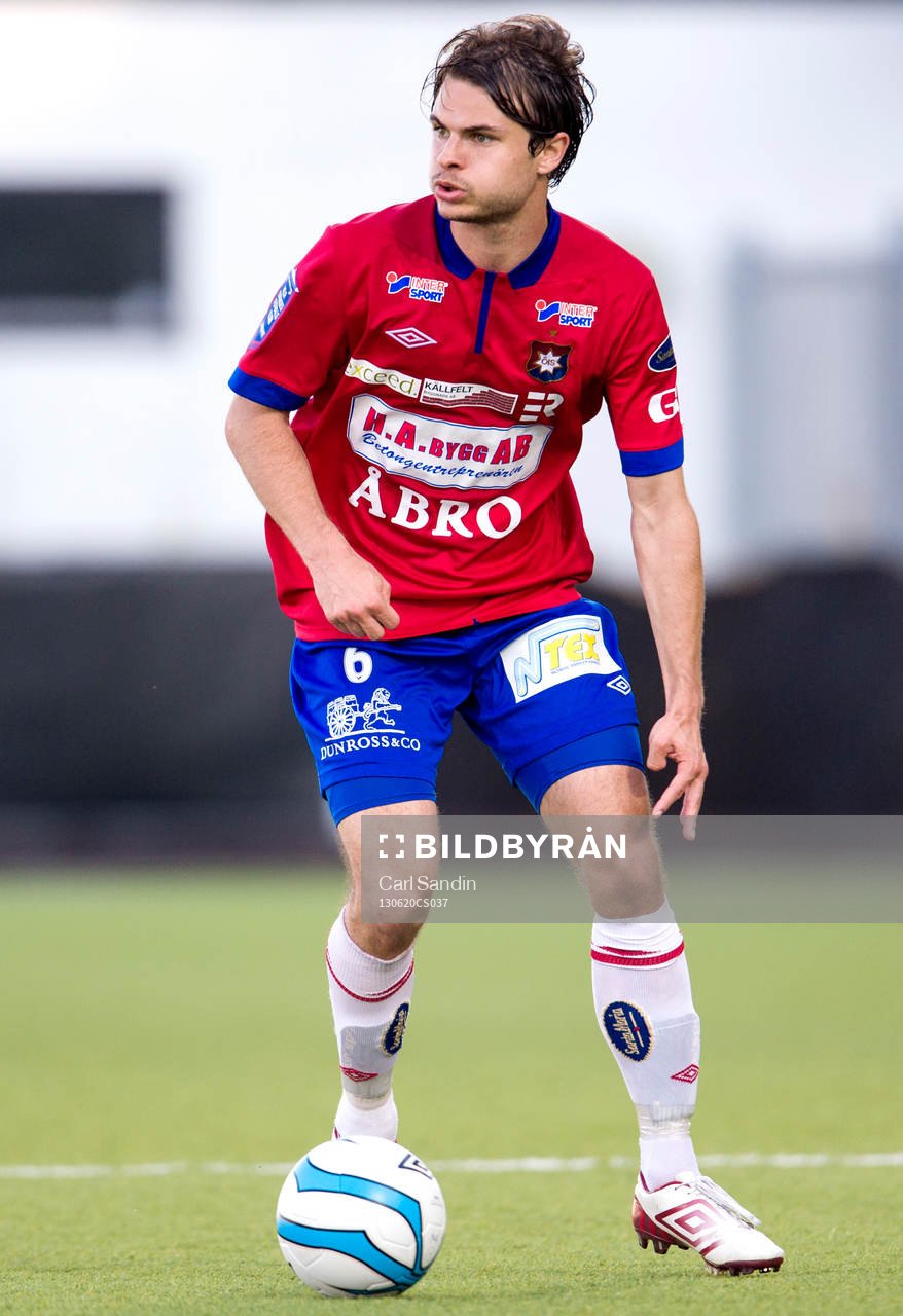 Örgrytes Hannes Sahlin med bollen