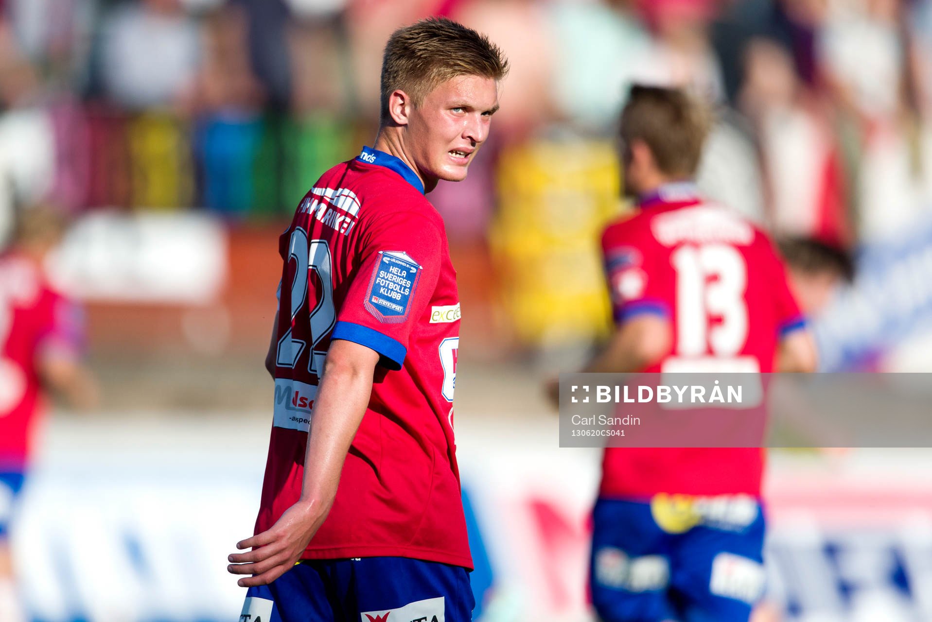 Örgrytes Henrik Carlsson tittar över axeln