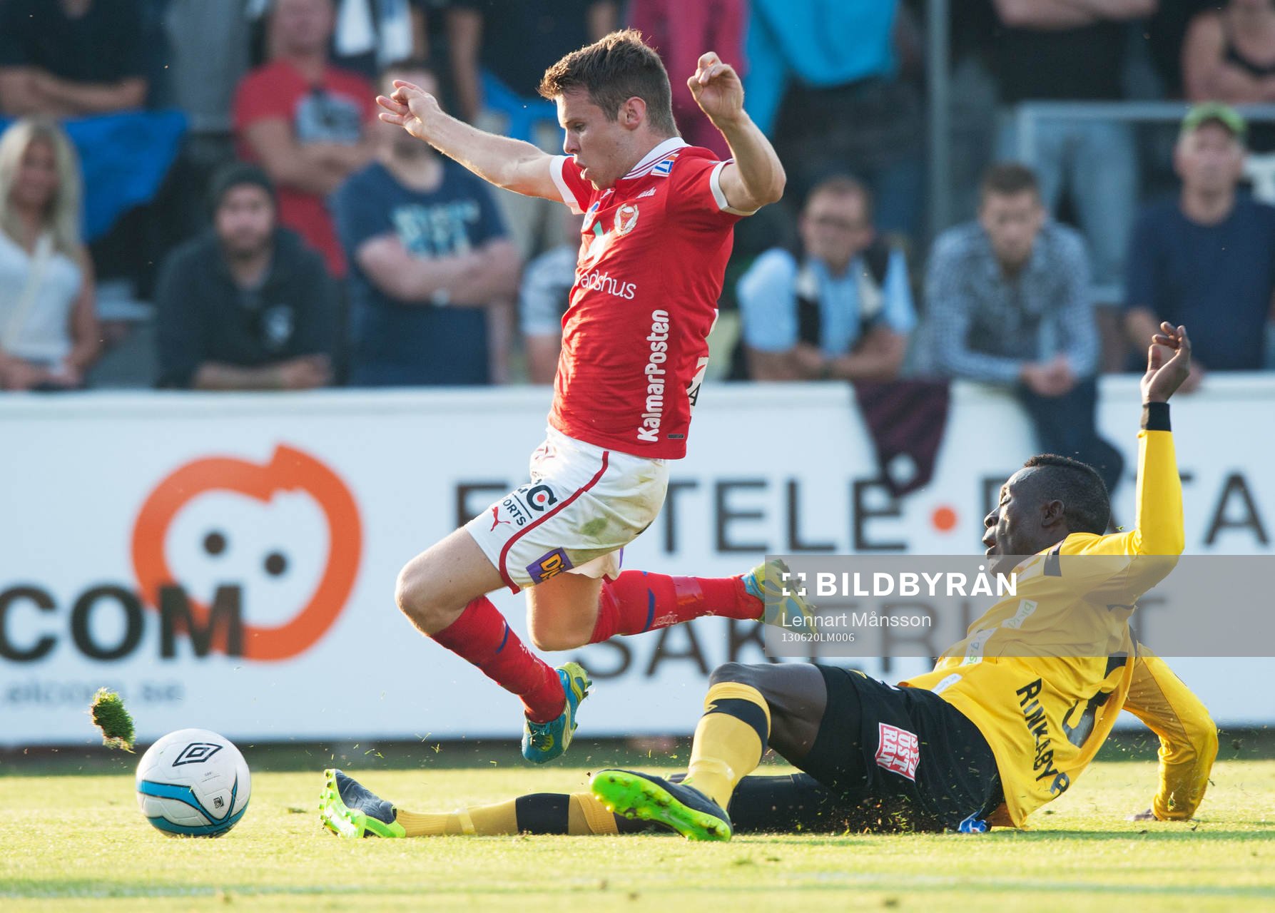 Gbenga Arokoyo, Mjällby, glidtacklar Måns Söderqvist,