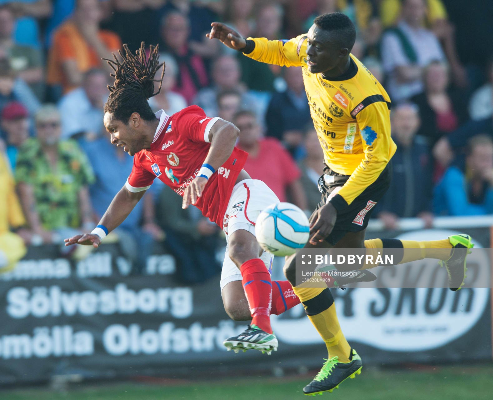 Gbenga Arokoyo, Mjällby, tacklar Jonathan McDonald, Kalmar