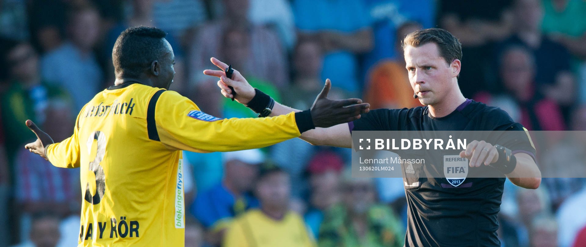 Gbenga Arokoyo, Mjällby, klagar hos domaren Andreas Ekberg
