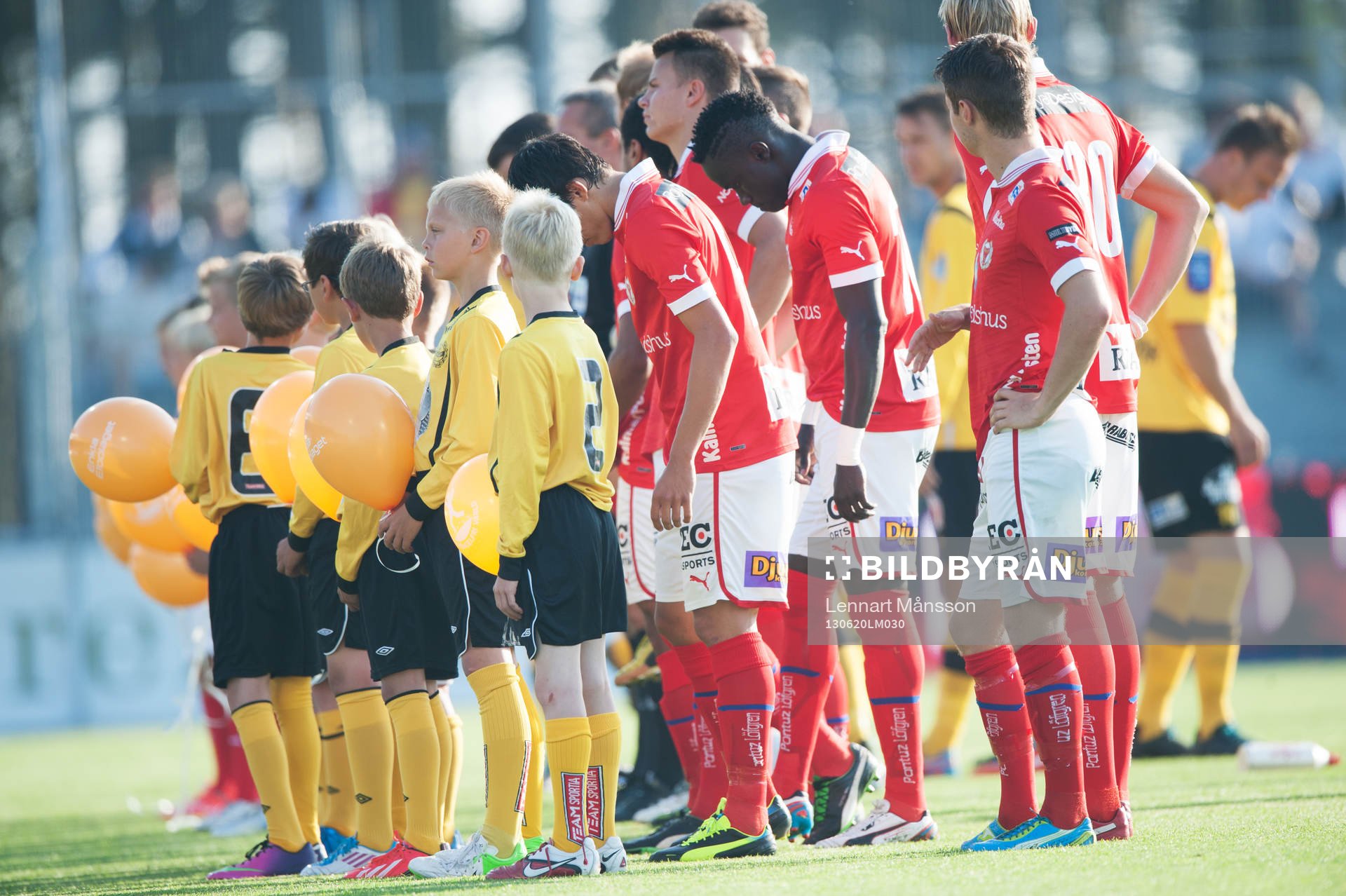Line up med matchmascotar med ballonger