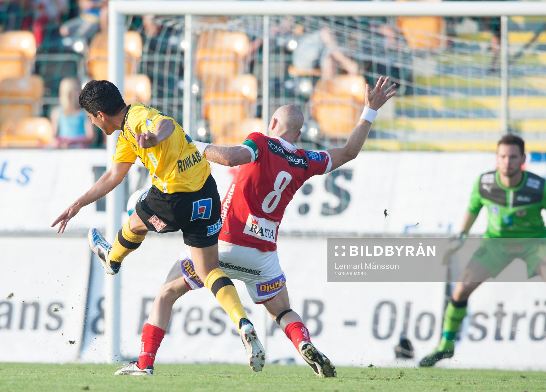 Mahmut Özen, Mjällby, skjuter och Henrik Rydström, Kalmar