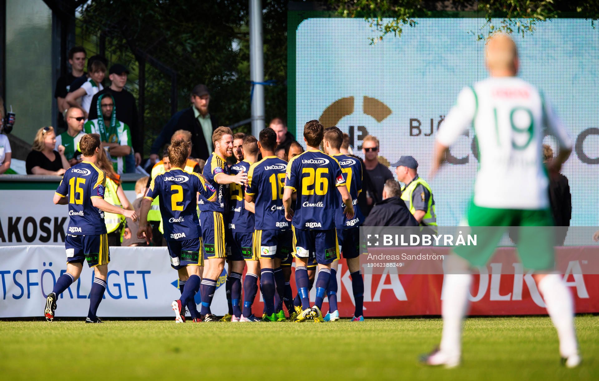 Ängelholms Robin Staaf gratuleras av lagkamrater
