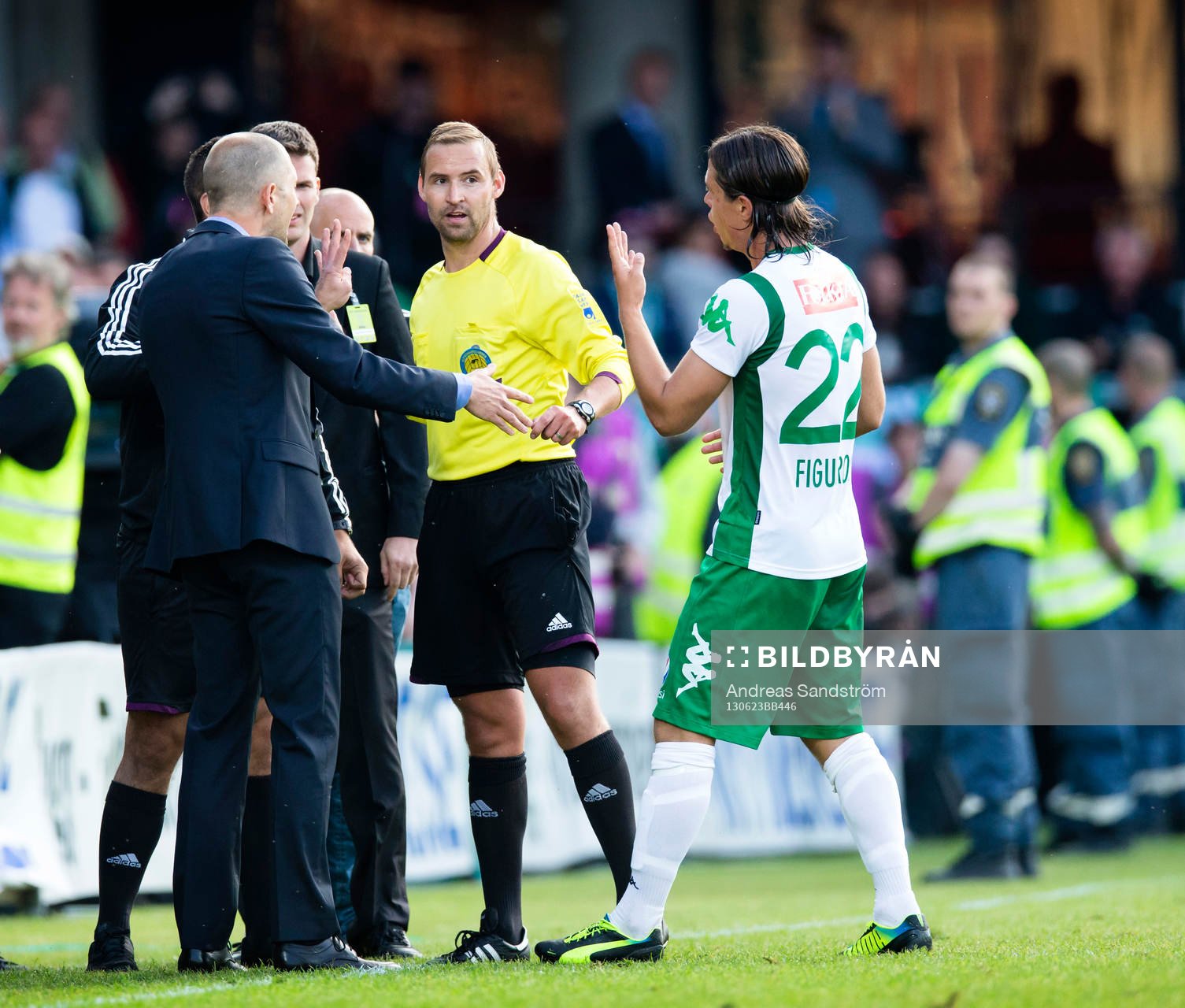 Domare Jim Petersson samtalar med Hammarbys Erik Figueroa i
