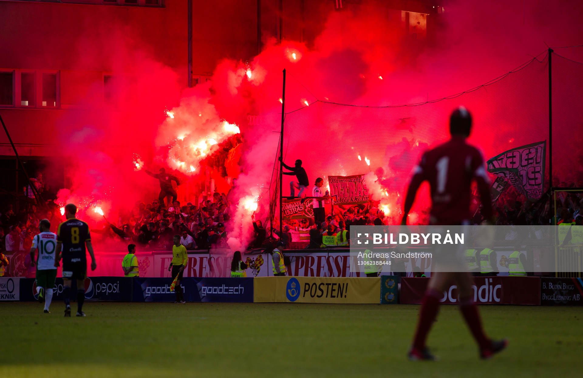 Supportrar bränner av bengaler i matchen mellan Hammarby