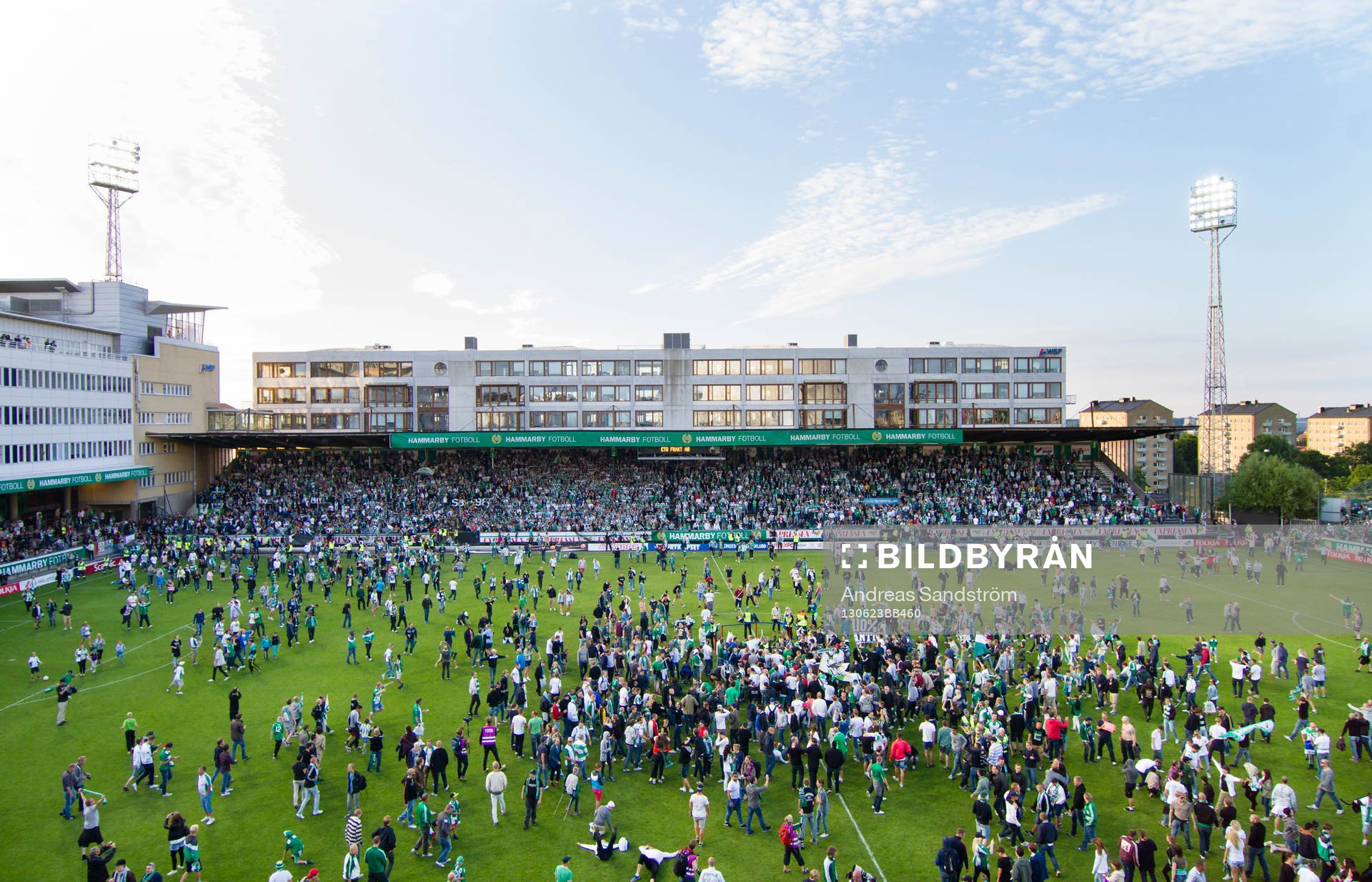 Planen fylls av supportar
