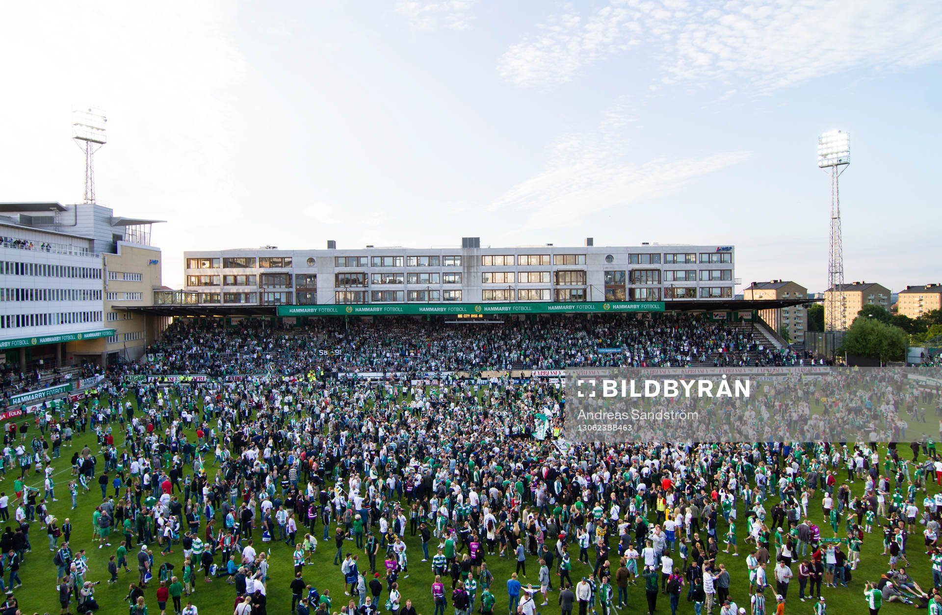 Planen fylls av supportar