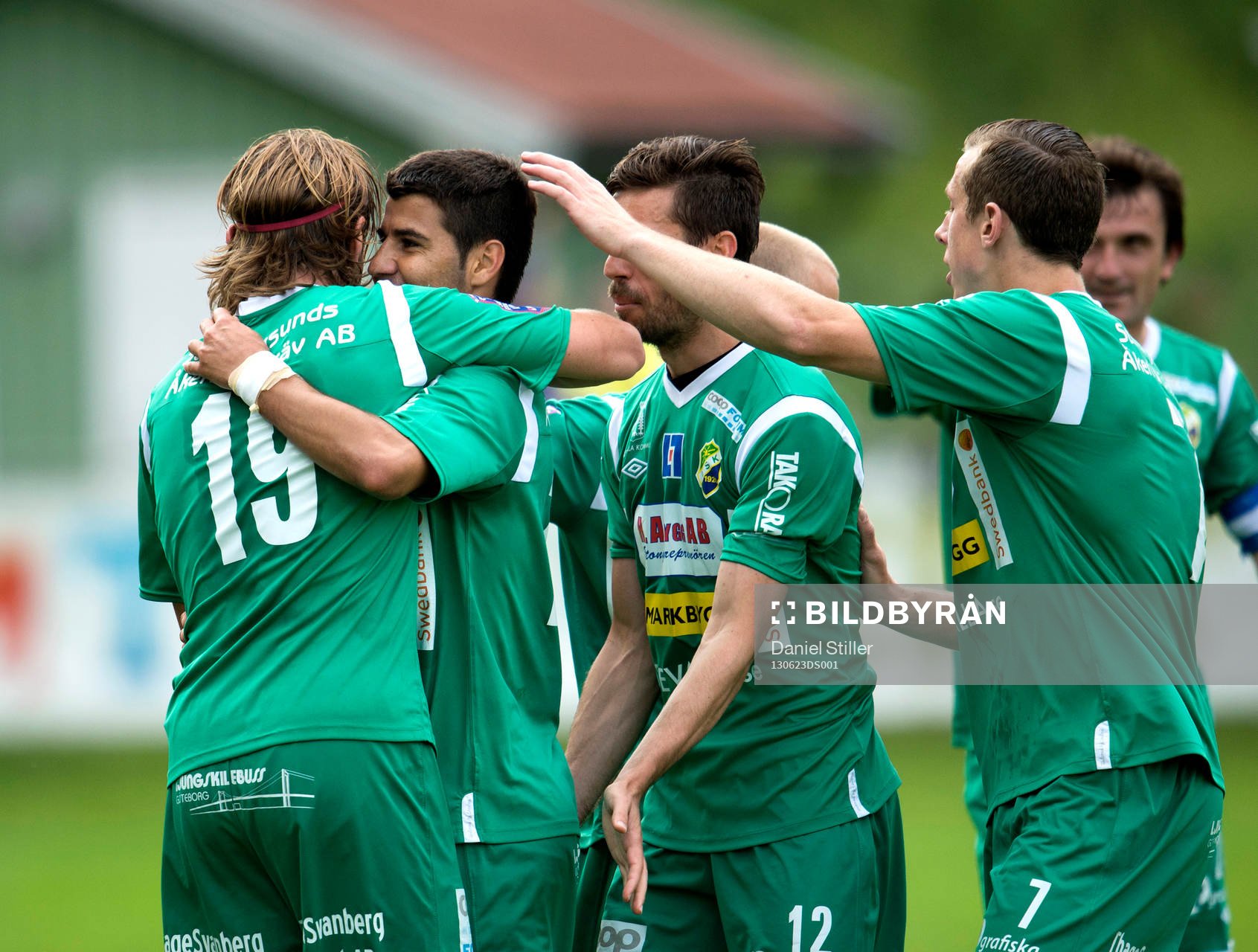 Peiman Eliassi gör 1-0 och gratuleras av sina lagkamrater