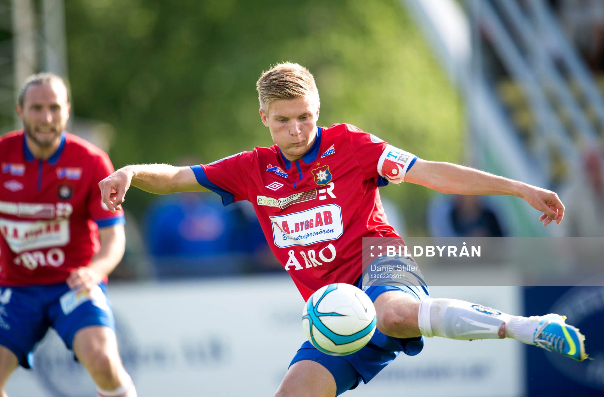 Örgrytes Henrik Carlsson får läge framför mål men