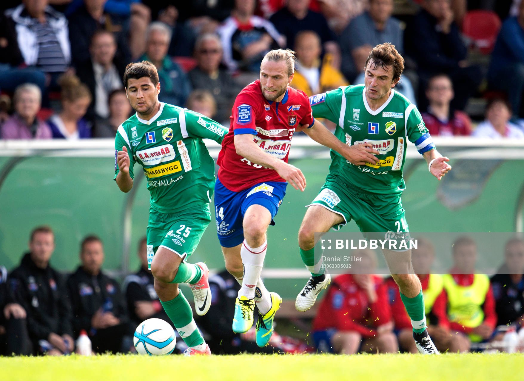 Örgrytes Emil Karlsson i kamp med Ljungskiles Peiman Eliassi Aleksandar Kitic i matchen mellan Ljungskile och Örgryte i Superettan i fotboll 23 juni 2013 i Ljungskile .
