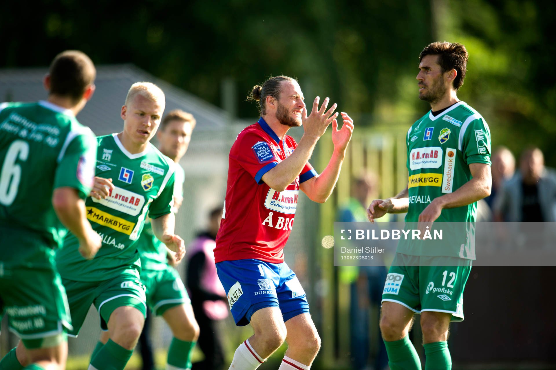 Örgrytes Emil Karlsson deppar i matchen mellan Ljungskile