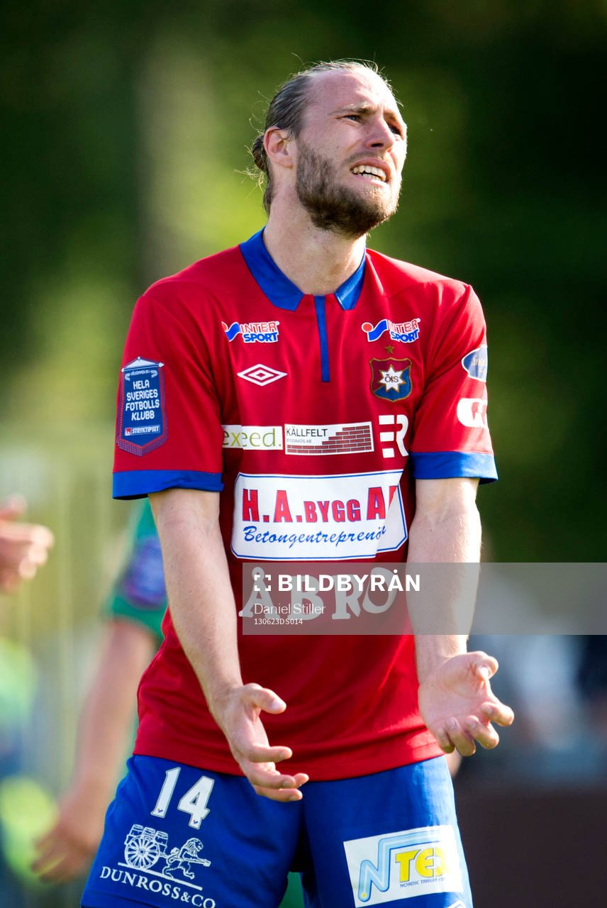 Örgrytes Emil Karlsson deppar i matchen mellan Ljungskile