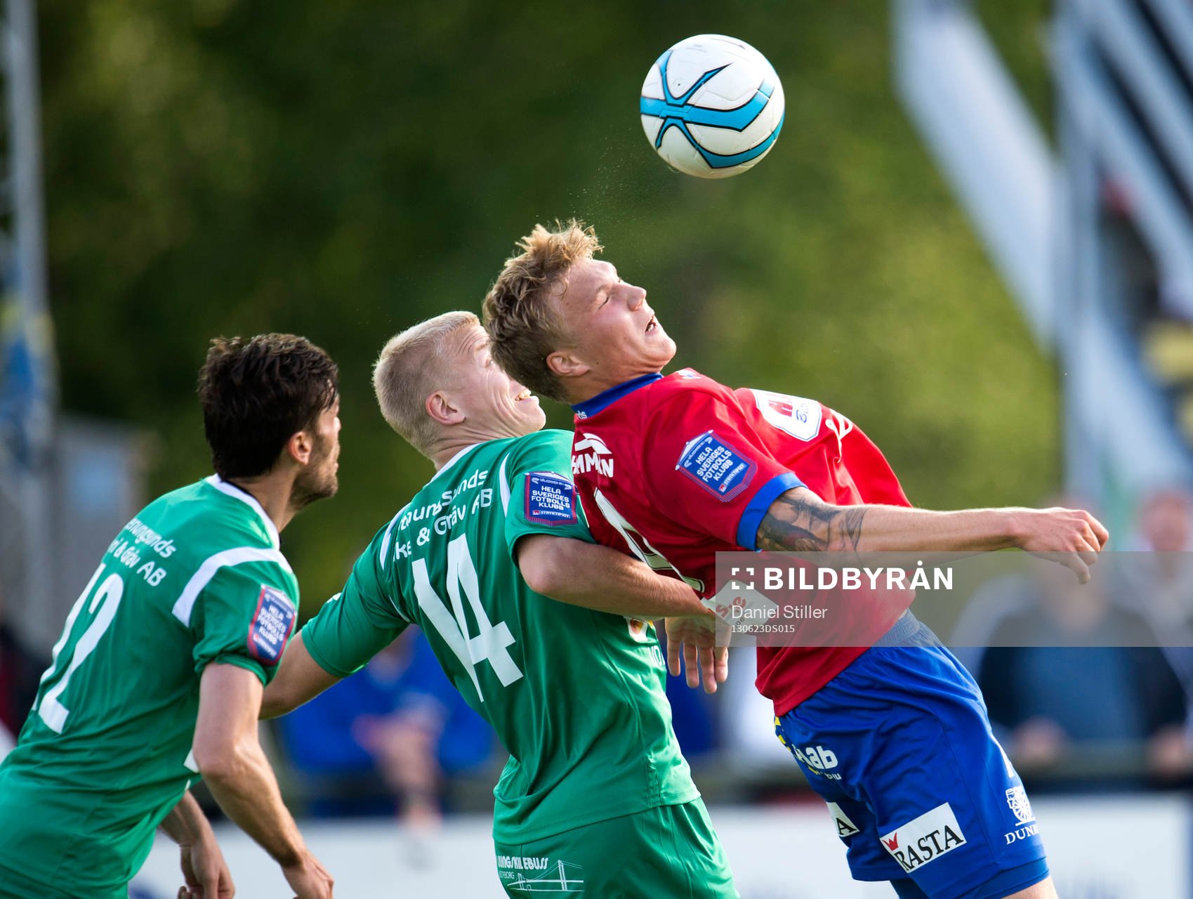 Örgrytes Oskar Wallén tar ner bollen i matchen mellan