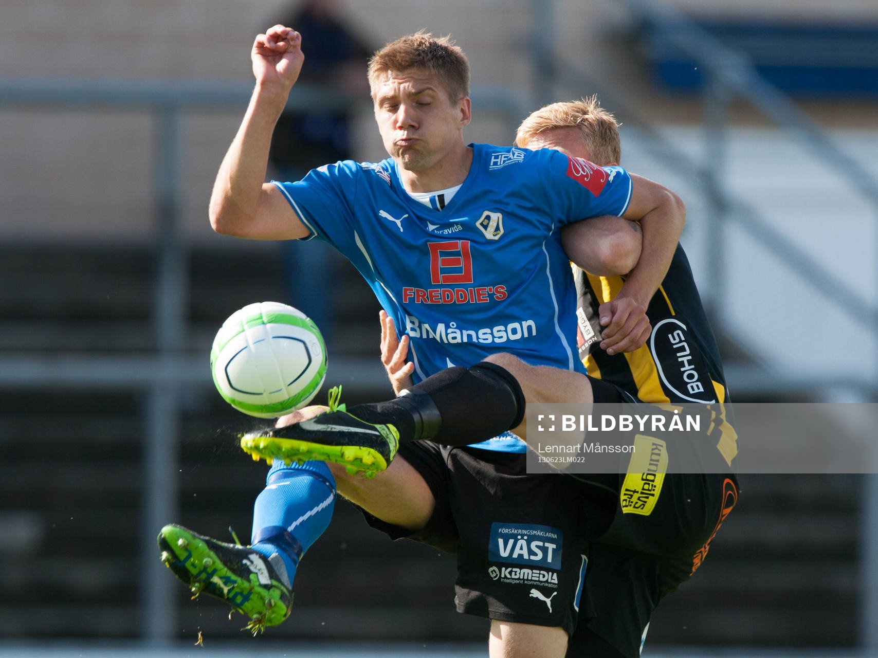 Mikael Boman, Halmstad, får en tryckare av Fredrik